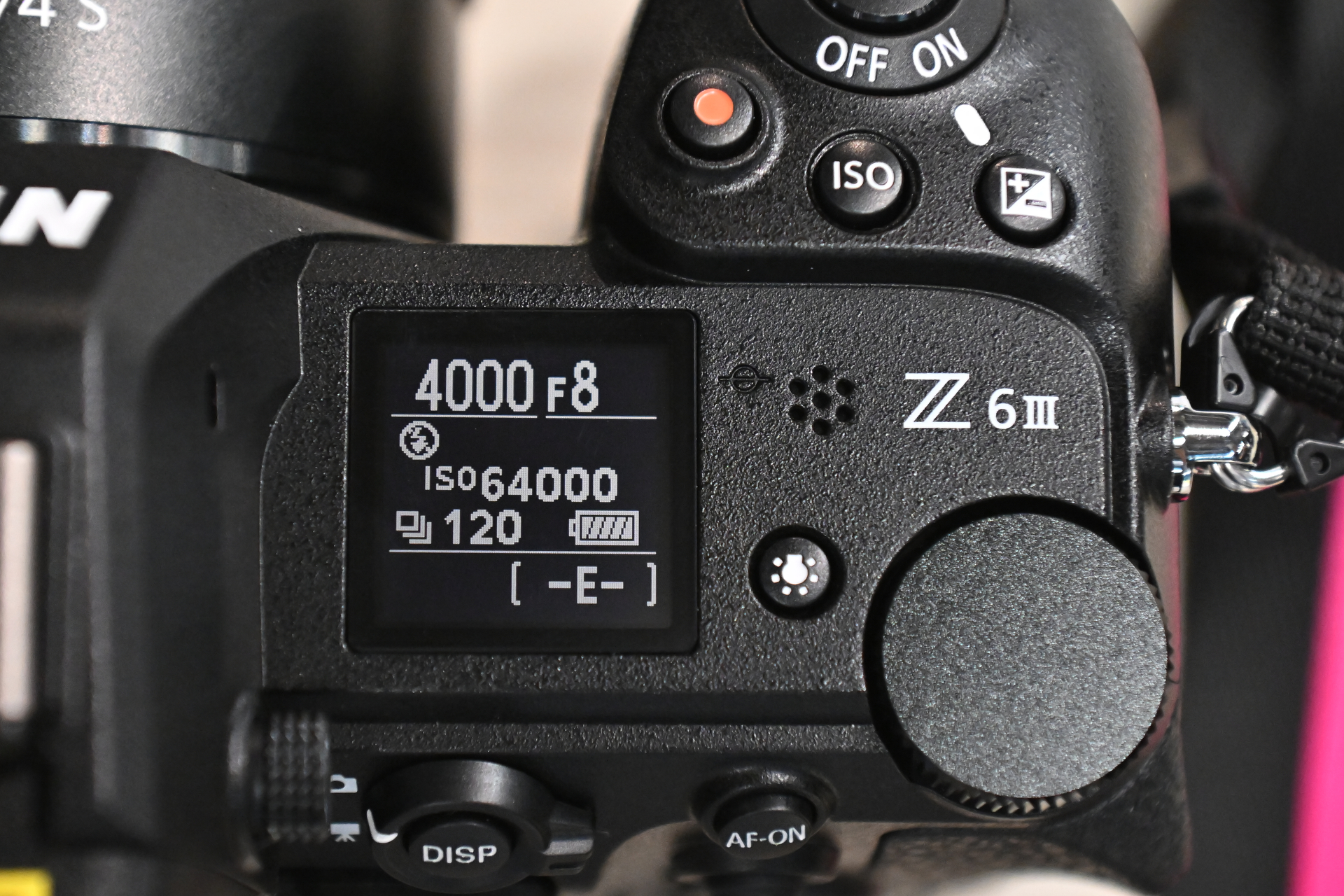 秒間約120コマ/秒の連写にも対応