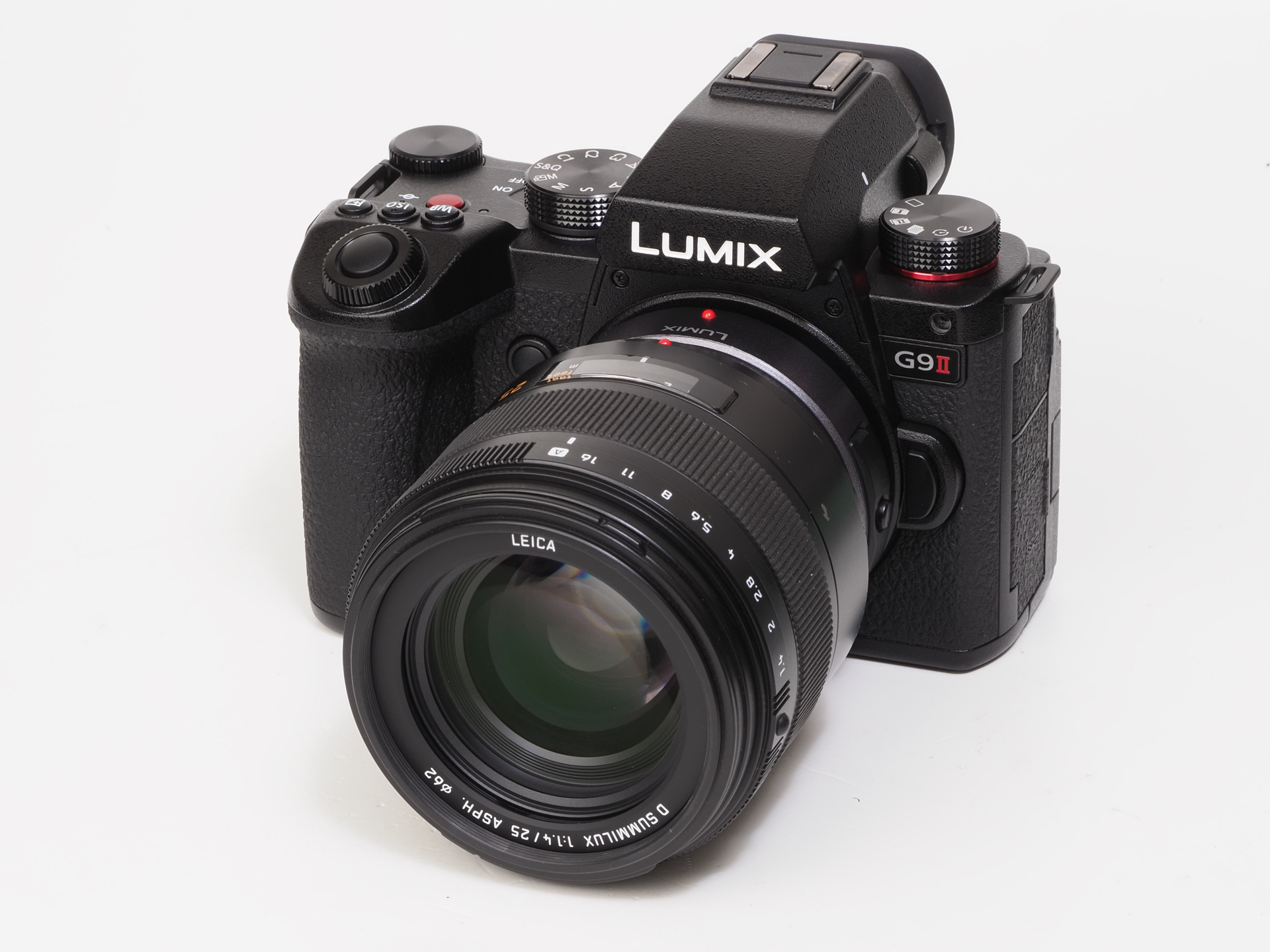 マイクロフォーサーズマウントでも同じスペックのレンズがありますが、本レンズはフォーサーズマウント版です。<br> <br>鏡筒が太く、迫力あります。G9PROIIは負けていないことに注目せねばなりません。デザイン的な相性は悪くありません。直進ヘリコイドで、大きめな動作音をしますが開放から実用になる大口径のF1.4であって、筆者がデジタル専用設計の大口径レンズってすげーと思った最初のレンズでもあります。<br> <br>もっともマイクロフォーサーズマウントのレンズのほうがよく写るのを知っていますが、こちらのほうが少し軟らかい雰囲気があるのです。ボケ味はそんなにステキじゃないけど。