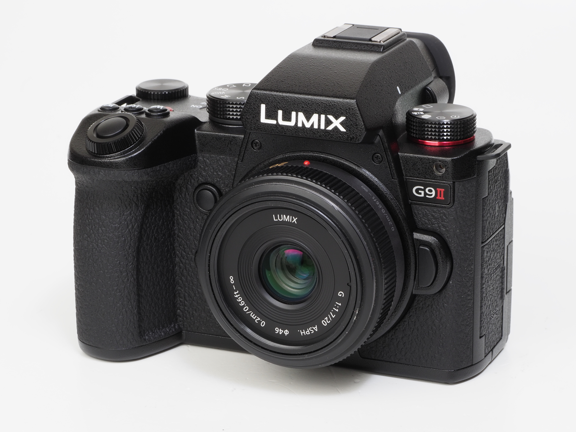 今回使用した唯一のマイクロフォーサーズマウントのレンズであります。取り上げた理由ですか？ 筆者は素直じゃないので諦めてください。なんか形と色味が気に入ったというのが理由でデザイン的にもII型よりも綺麗なんじゃないかと（笑）。そして、写りもいいという。35mm換算画角で40mmレンズ相当ですから、画角的にもたいへん好みで、実焦点距離での被写界深度の深さは、スナップショットには最高に向いております。これで距離指標があればなあといつも思うのですが。