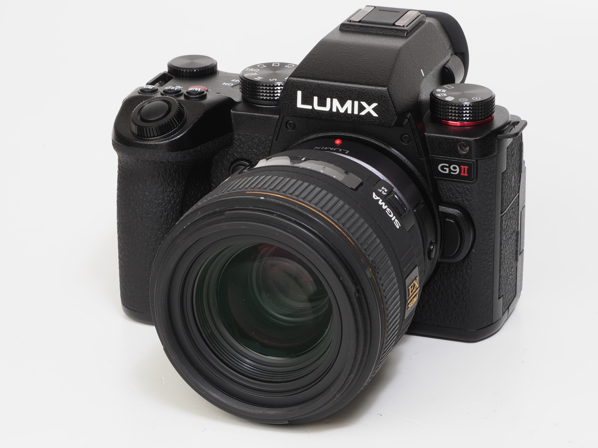 かなり早い段階でデジタル専用設計レンズとして登場し、性能面でも味わいのあるレンズとして知られていました、そのフォーサーズマウント版です。鏡筒は太くモコモコしております。G9PROIIとの相性はデザイン面ではそんなに悪くないのですが動作はあまり褒められたものではありません。なんせ絶望的にAF速度が遅いのです。なぜかOM-1との相性はとてもよくて、ストレスがほとんどありません。だからこれからはOM専用レンズとして使いますね、すみません。