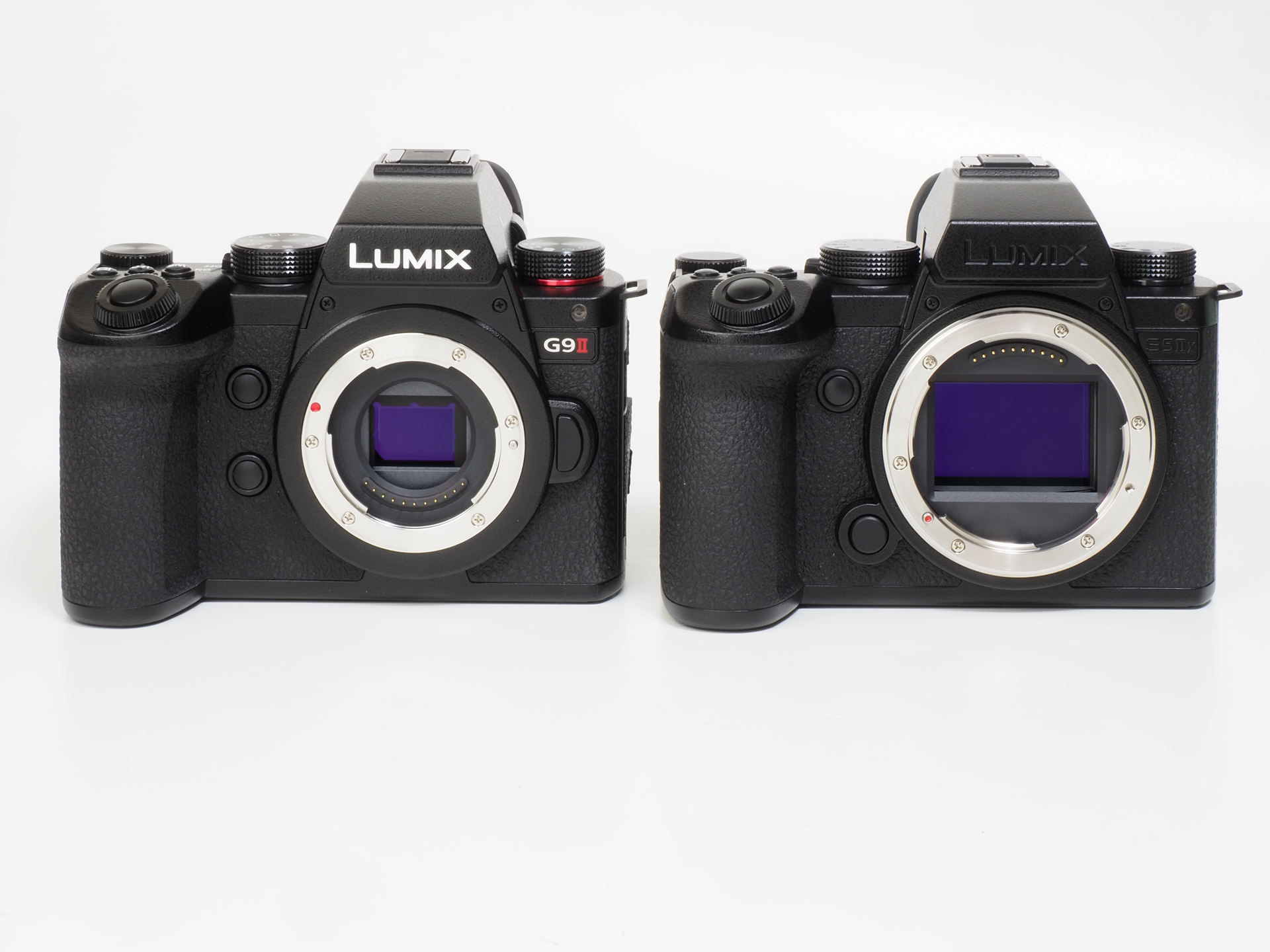 愛機のLUMIX S5IIXと並べてみます。筐体は同じ大きさです。さほど不満に感じないのは、少々大きめで、重量はあっても作り込みがしっかりしているからでしょうか。