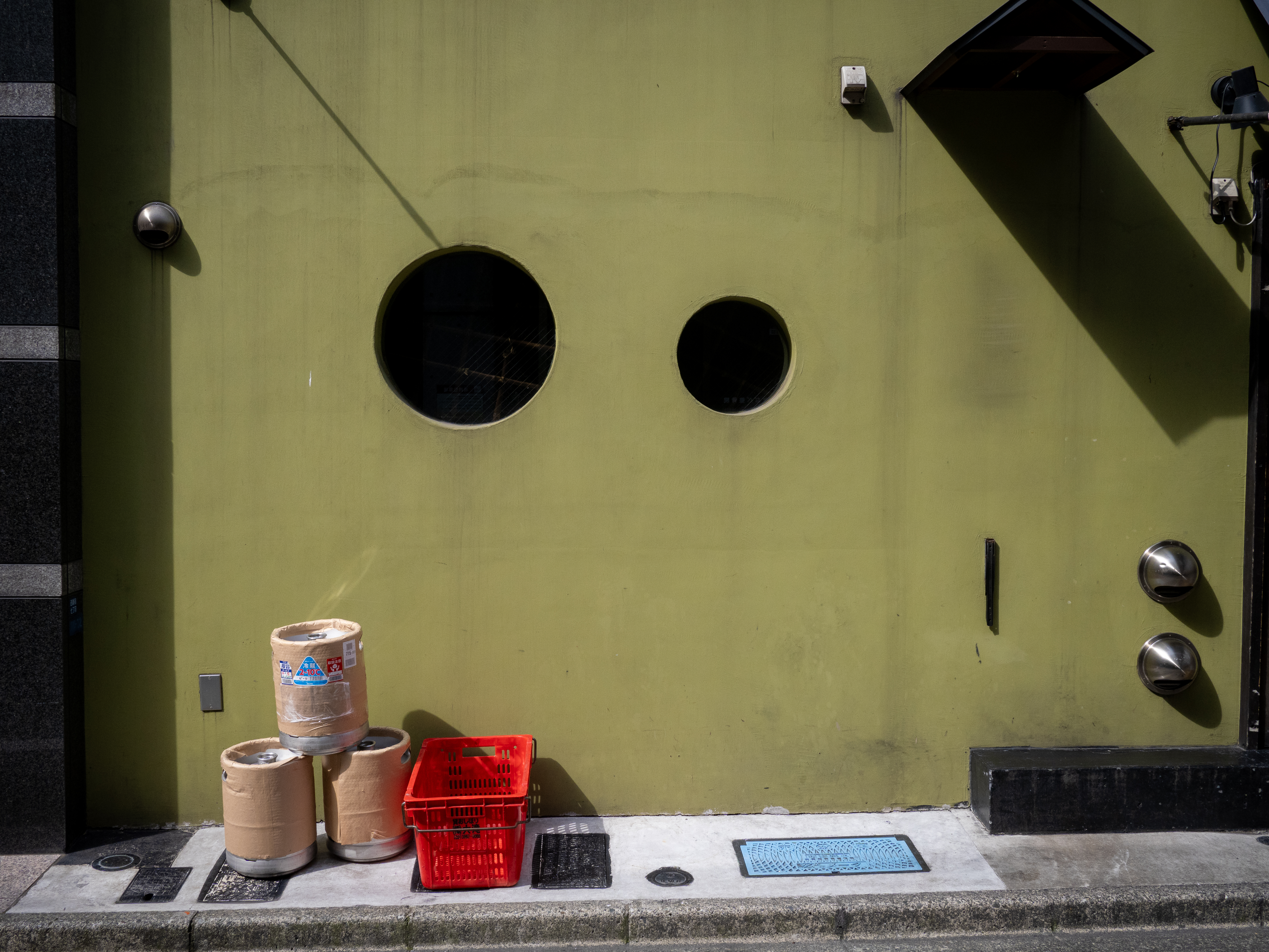 新宿の朝。断っておきますが、朝帰りじゃないですよ、お仕事に行く途中に撮影しています。小さなレンズだと筐体が多少大きくても気にならないということで、本業機材とは別に持ち出しました。夏の朝の光は美しくていいですね。画面の均質性の高い描写も心地よく感じます。<br><span class="fnt-85">パナソニック LUMIX G9PROII／LUMIX G 20mm F1.7／20mm（40mm相当）／絞り優先AE（1/500秒、F8.0、−0.7EV）／ISO 400</span>