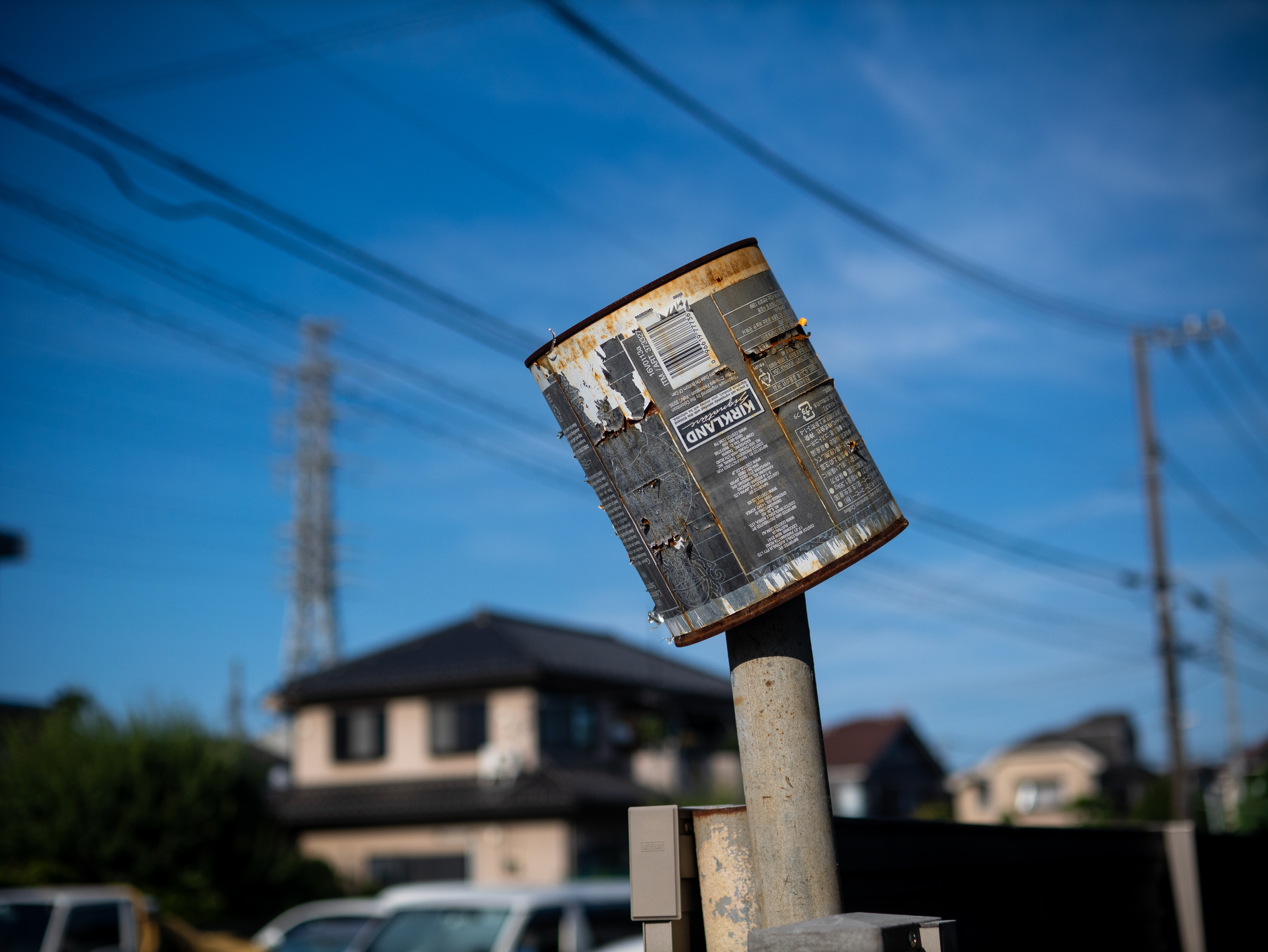 捨てられたか、放置された空き缶なんだけど、英文のデザインに惹かれました単純です。F2くらいの絞りですが被写界深度深いですね。<br><span class="fnt-85">パナソニック LUMIX G9PROII／ライカ・Dズミルックス25mm F1.4 ASPH.／25mm（50mm相当）／絞り優先AE（1/8,000秒、F2.2、−0.7EV）／ISO 100</span>