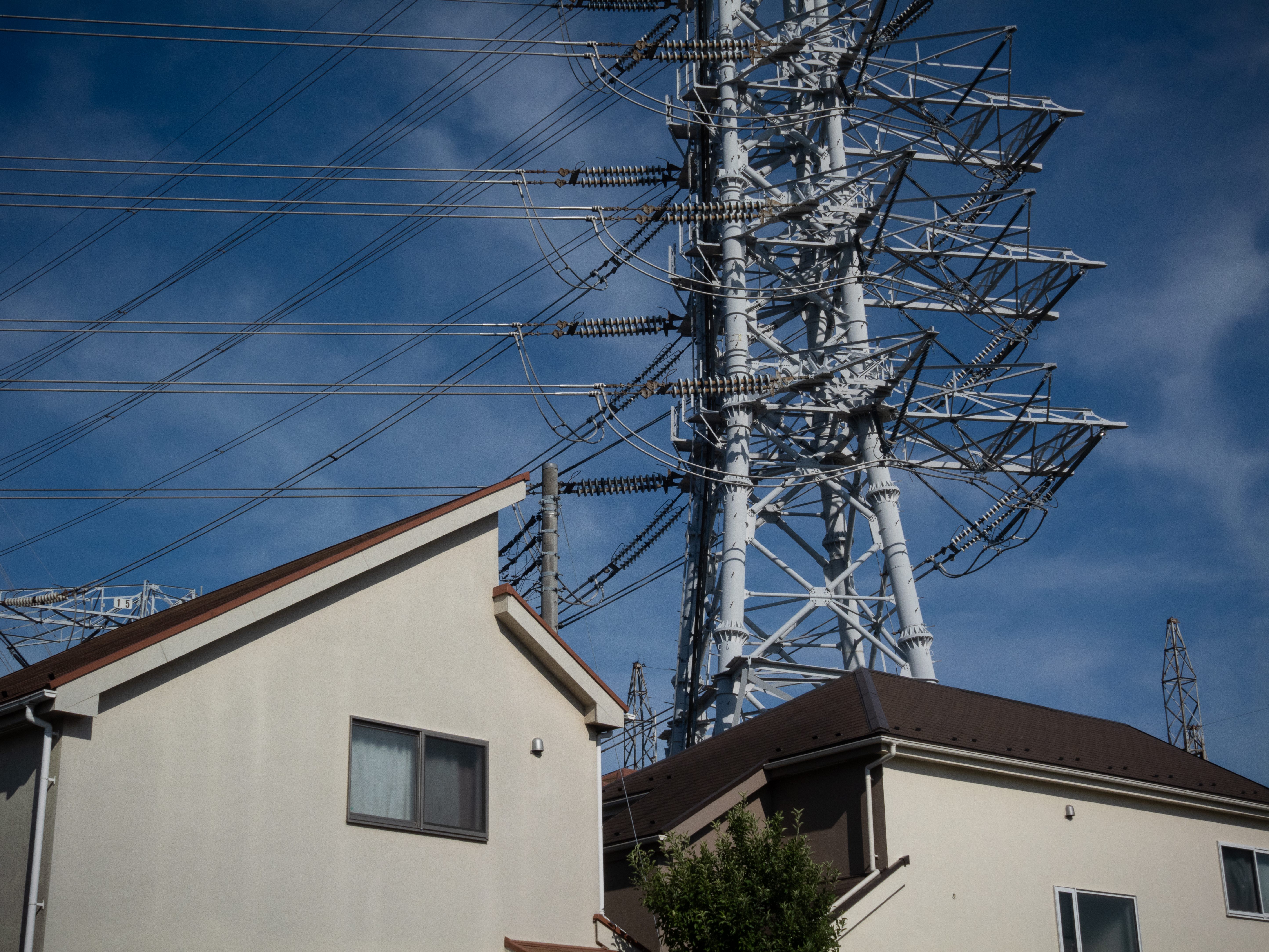 カタチのきれいな鉄塔に出会うと、脊髄反射的に、つい撮影しちゃいます。都市部では民家とも近いので、画になります。うっかり必要以上に絞り込んでしまったのですが、なかなかの描写です。<br><span class="fnt-85">パナソニック LUMIX G9PROII／ライカ・Dズミルックス25mm F1.4 ASPH.／25mm（50mm相当）／絞り優先AE（1/640秒、F14、−0.7EV）／ISO 200</span>