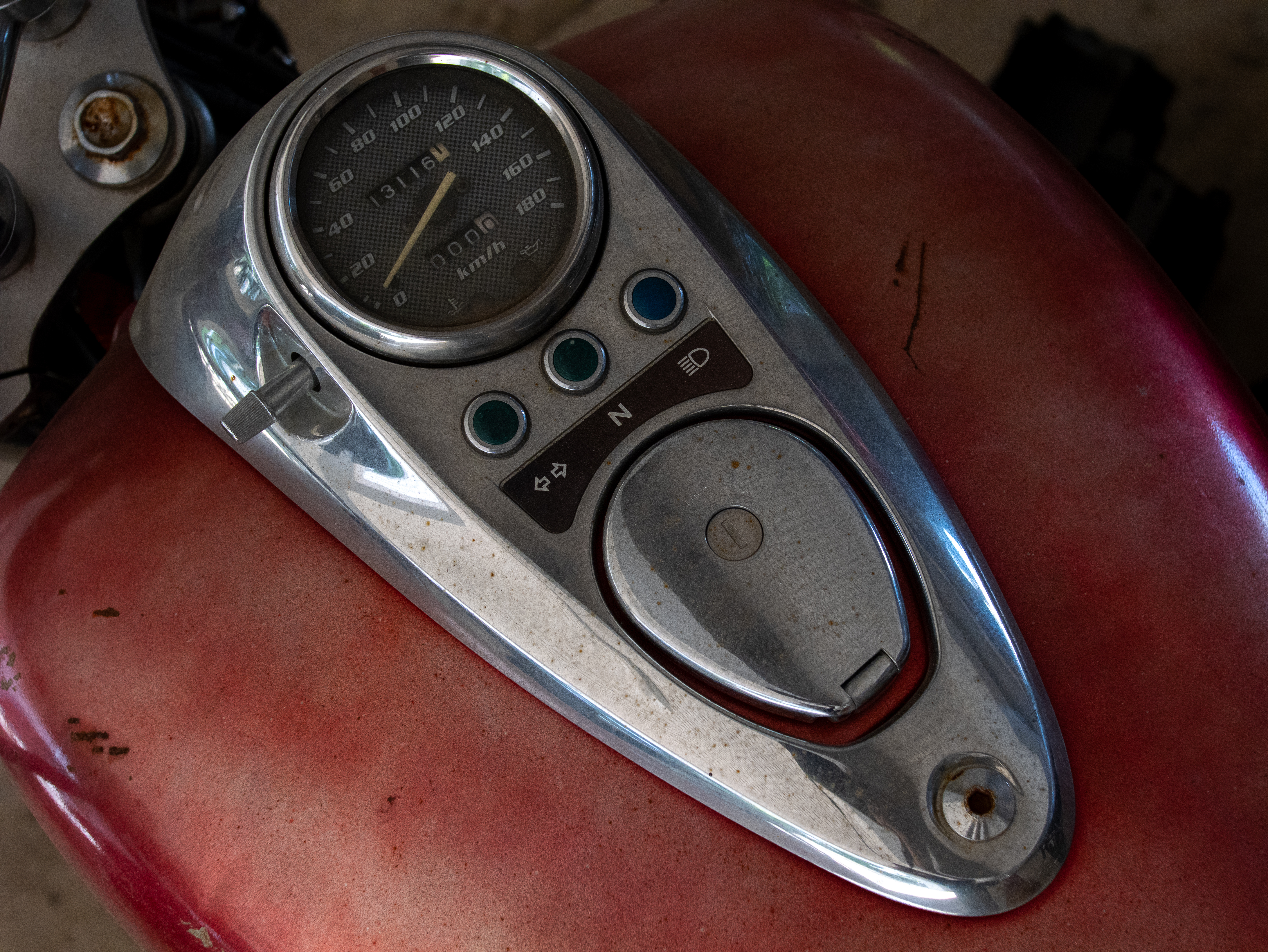 大きなデフォーカス状態から勝手に最良のところにフォーカスを決めてくれました大したものです。AFの速度は絶望的なのでオススメはしませんが、質感の描写も悪くない。<br><span class="fnt-85">パナソニック LUMIX G9PROII／シグマ30mm F1.4 DC HSM／30mm（60mm相当）／絞り優先AE（1/160秒、F4.5、−1.0EV）／ISO 800</span>