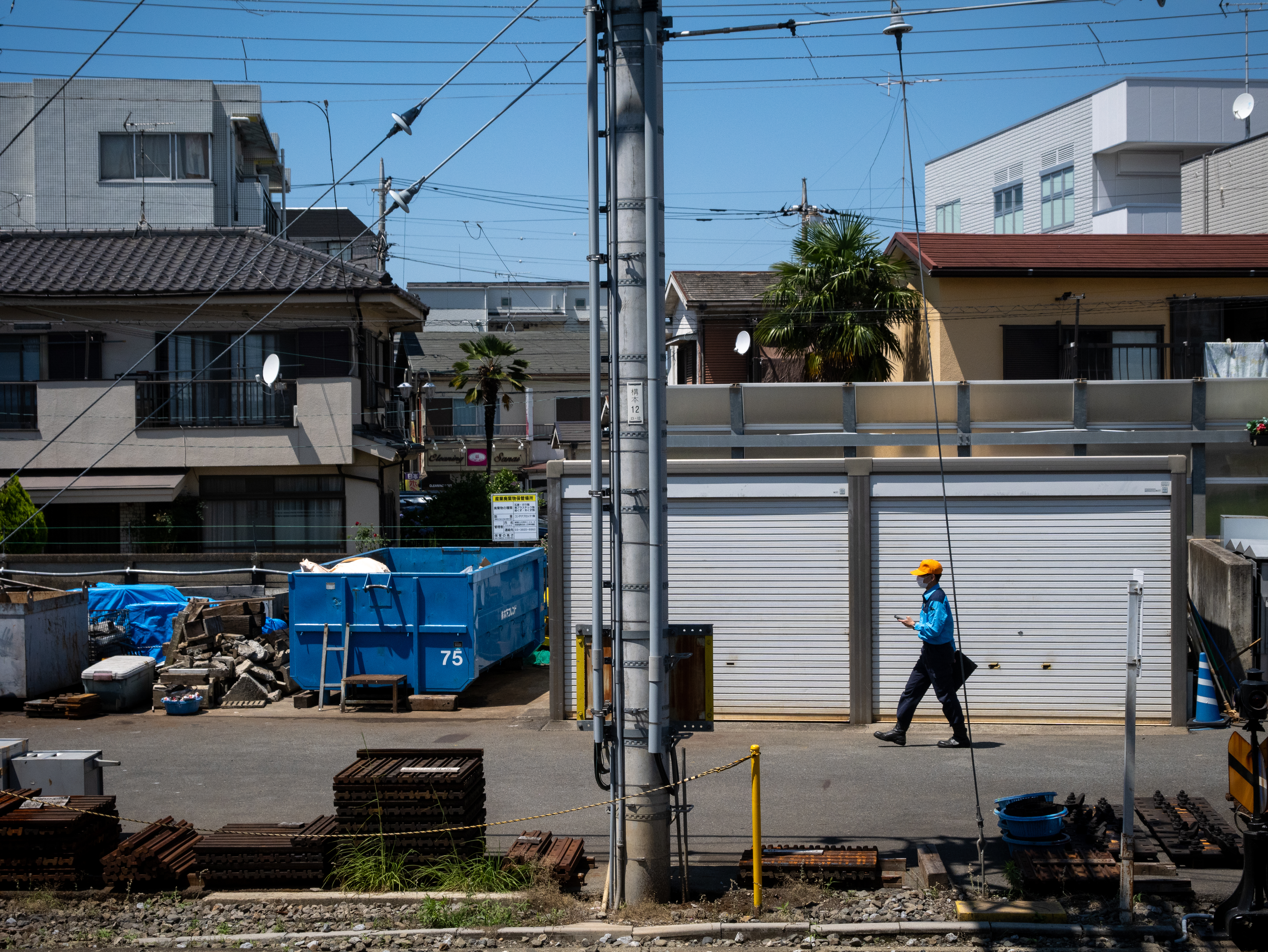 昼下がりの保線区。電車の乗り換え駅なのでホームからその都度撮影しているのですが、いつも異なる風景が見られます。ズームなので選択域が増えますね。<br><span class="fnt-85">パナソニック LUMIX G9PROII／ライカ バリオエルマー14-50mm F3.8-5.6 ASPH.／30mm（60mm相当）／絞り優先AE（1/2,000秒、F8.0、−0.7EV）／ISO 400</span>