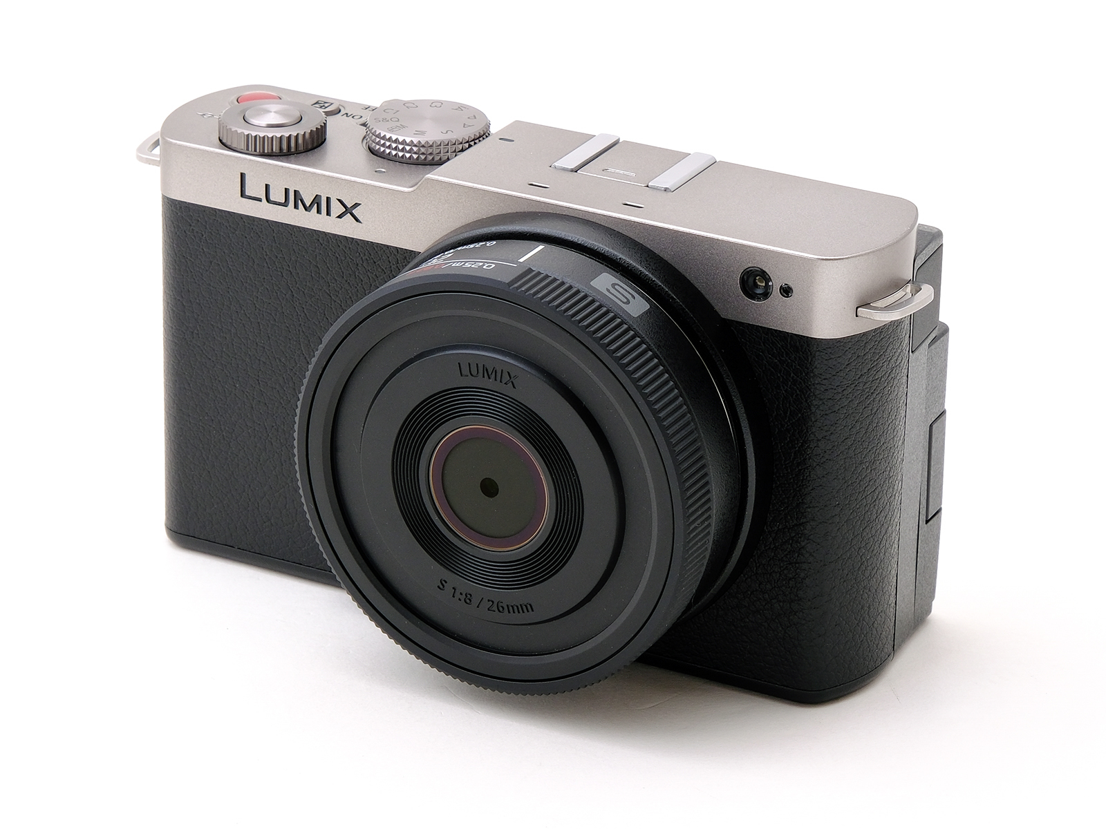 LUMIX S 26mm F8を装着