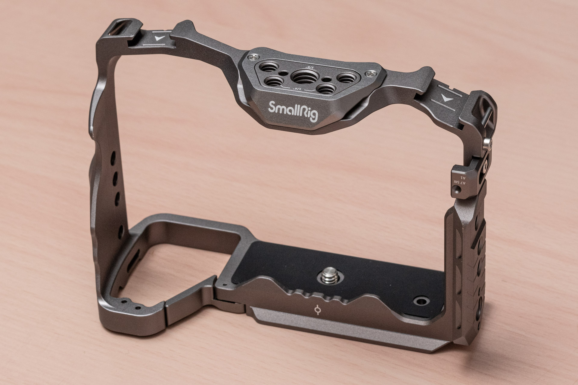 ケージはアルミニウム合金製で軽量だ