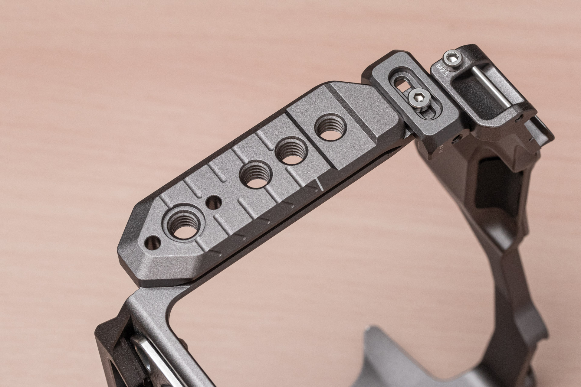 たくさんの1/4ネジ穴があるが、この部分もHawkLock対応の形状になっている