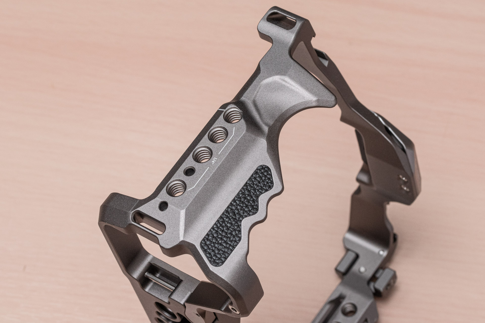 グリップ側はカメラに合わせた形状に加工されている