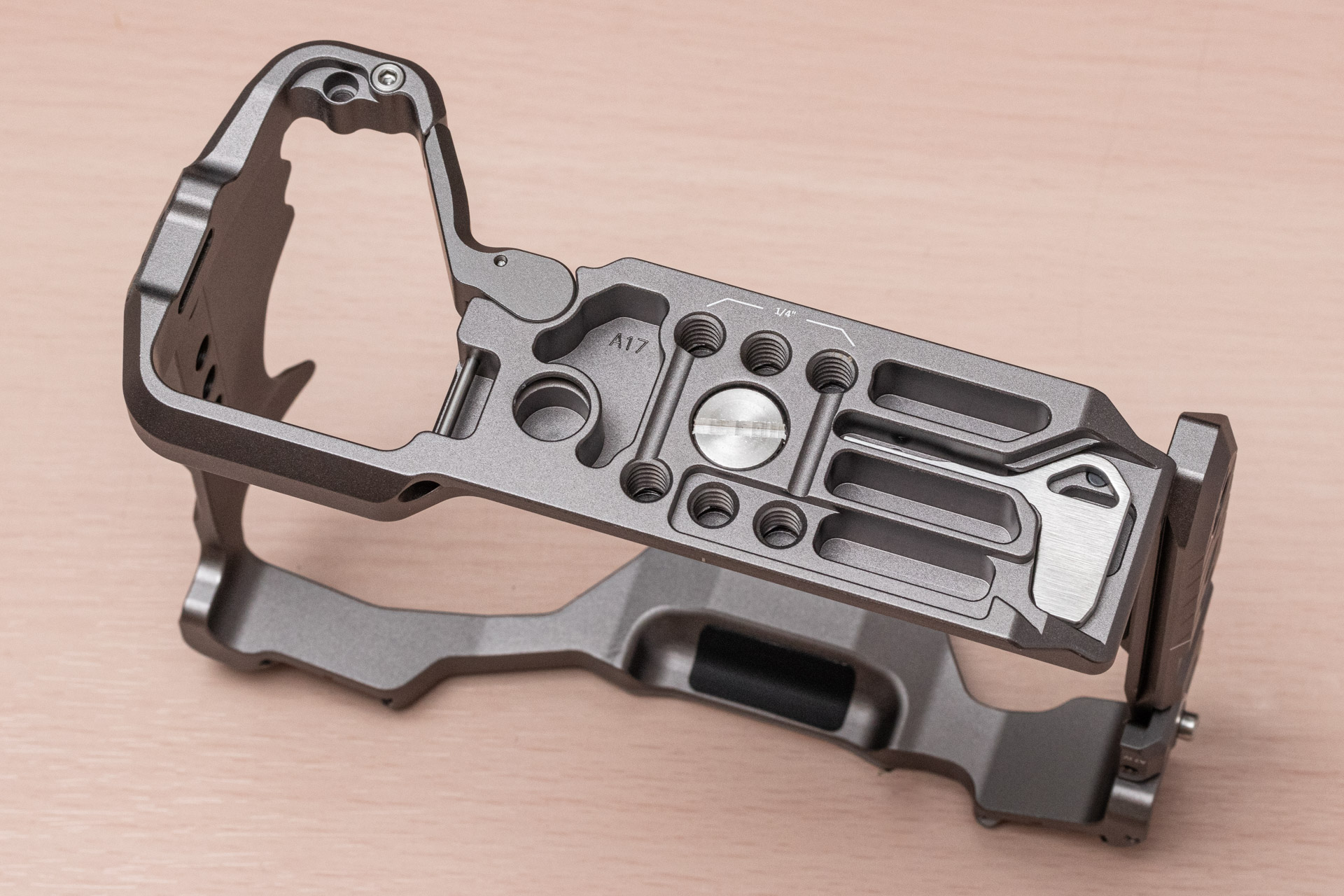 底面。アルカスイスタイプの溝を備えている