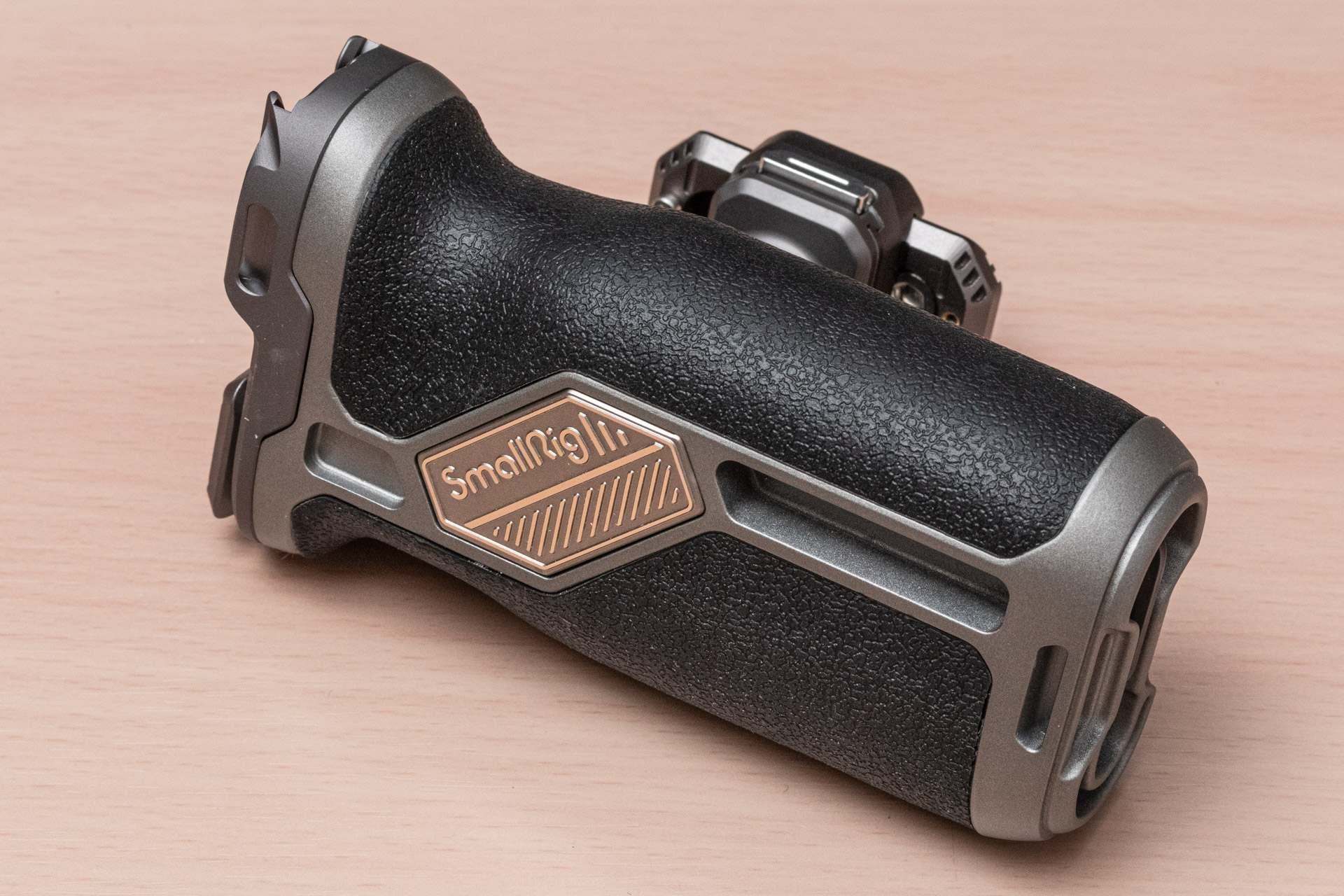 サイドハンドルは大きめでしっかり持てる