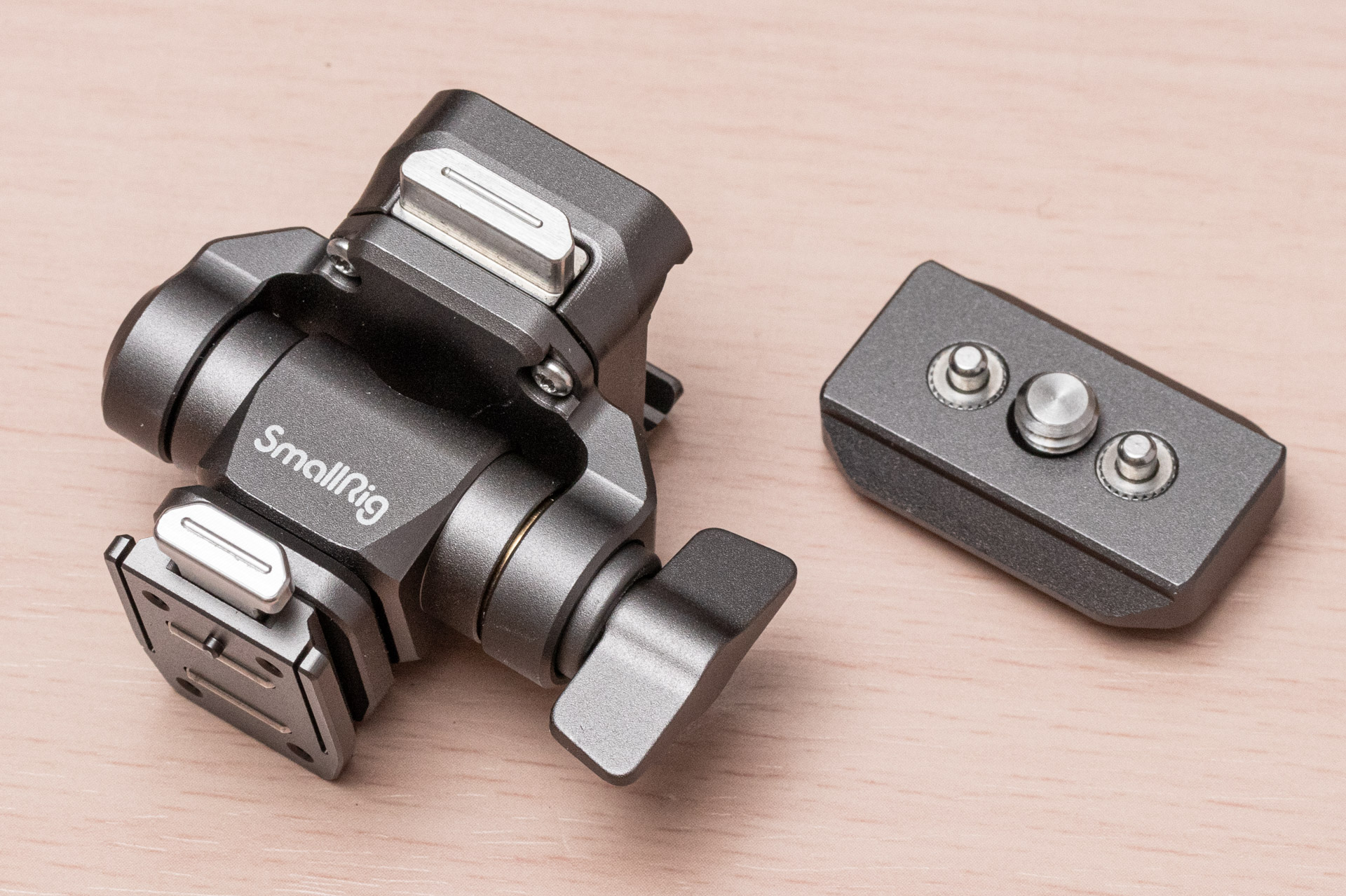 モニターサポート。取り付け部はコールドシューの形