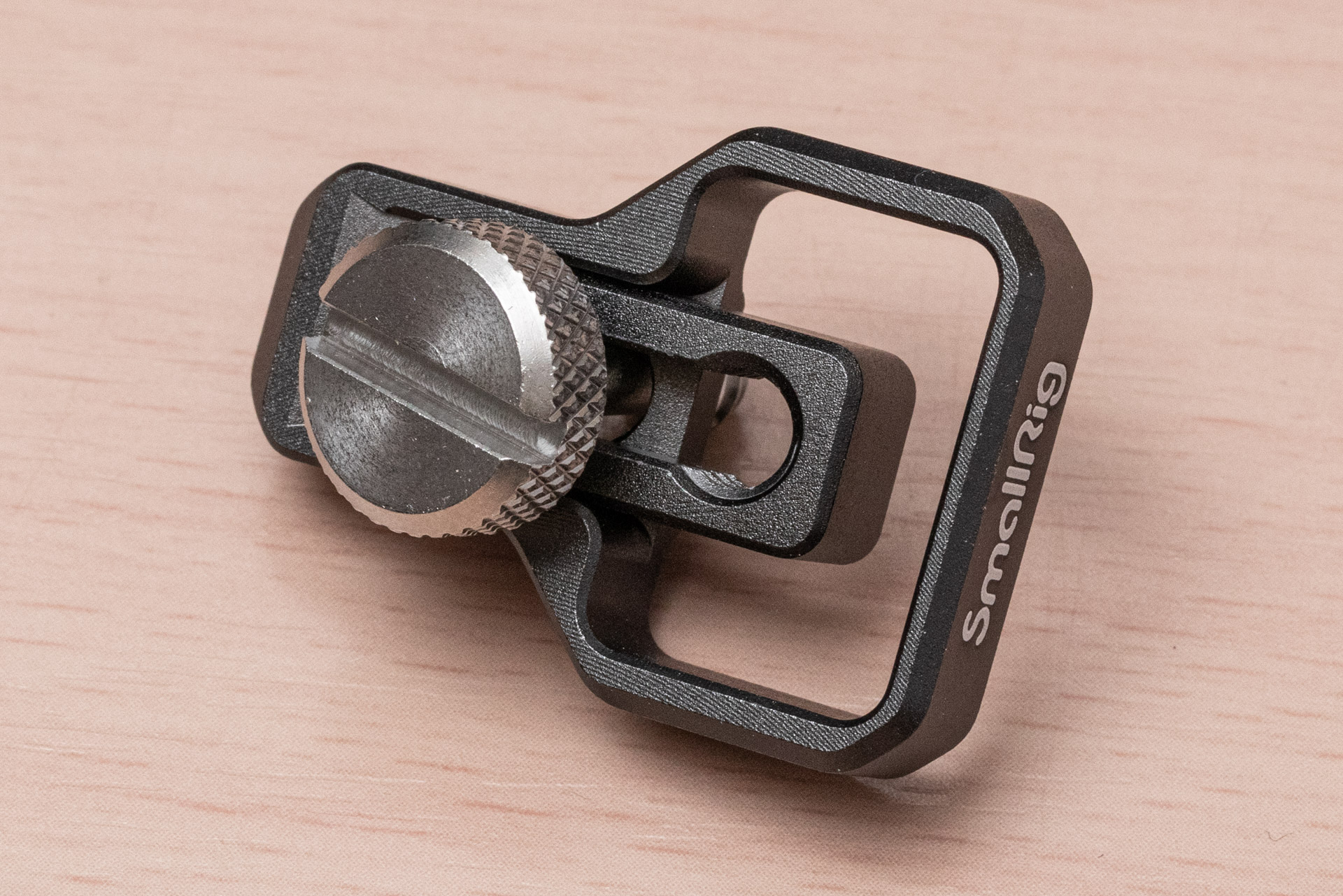 HDMIケーブルクランプ。これも金属製だ