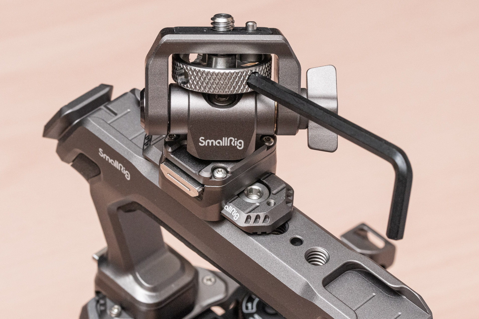 レンチを穴に通してネジを締め付けられるメリットも