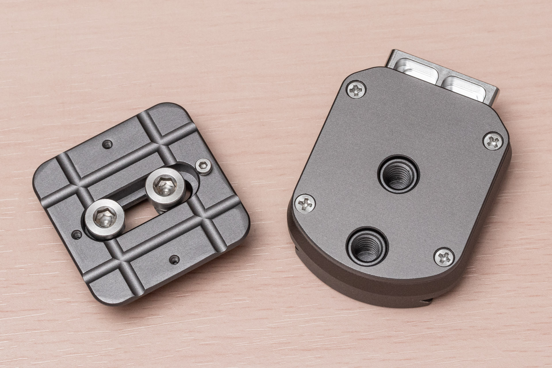 裏面。シューのネジは1つにすることもできる