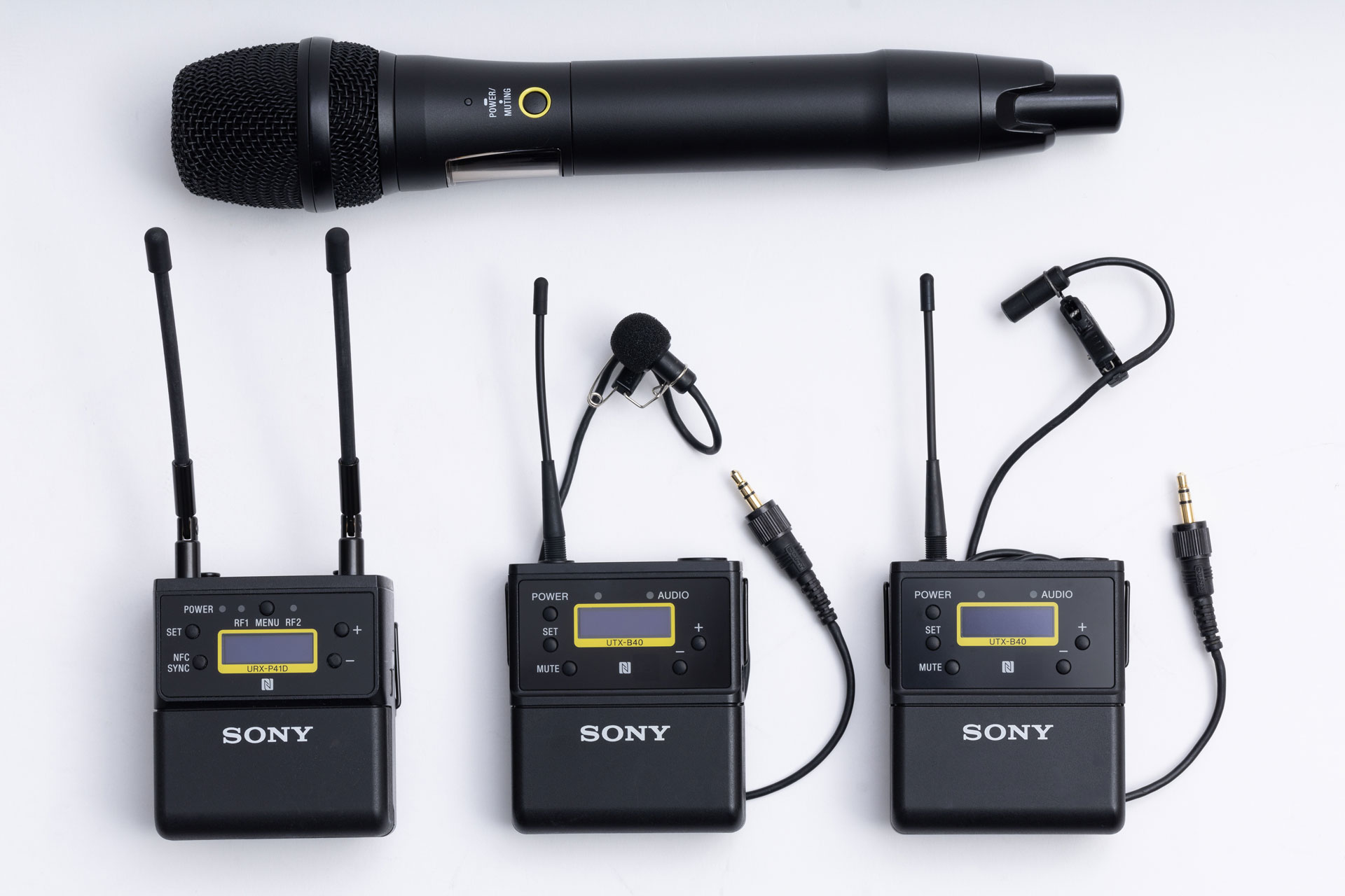 「ハンドヘルドマイクロホン UTX-M30」（上）、「ポータブルダイバーシティーチューナー（2波受信）URX-P41D」、「ボディパックトランスミッター UTX-B40」。このセットで一人語りや対談、インタビューまでさまざまに対応できる。写真のハンドヘルドマイクは旧製品だが（現行品はUTX-M40）、新旧取り混ぜてシステム運用が可能だ