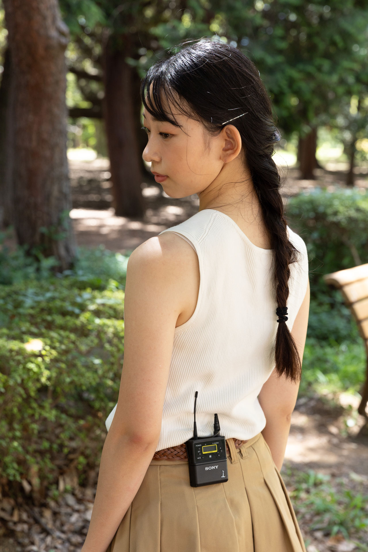 ボディパックトランスミッターの取り付け例。付属のクリップで衣服のベルト部分などに仕込むのが一般的だが、ワンピースの女性などに仕込む場合は使い捨て懐炉の固定ベルトを使ったりするのもお勧め