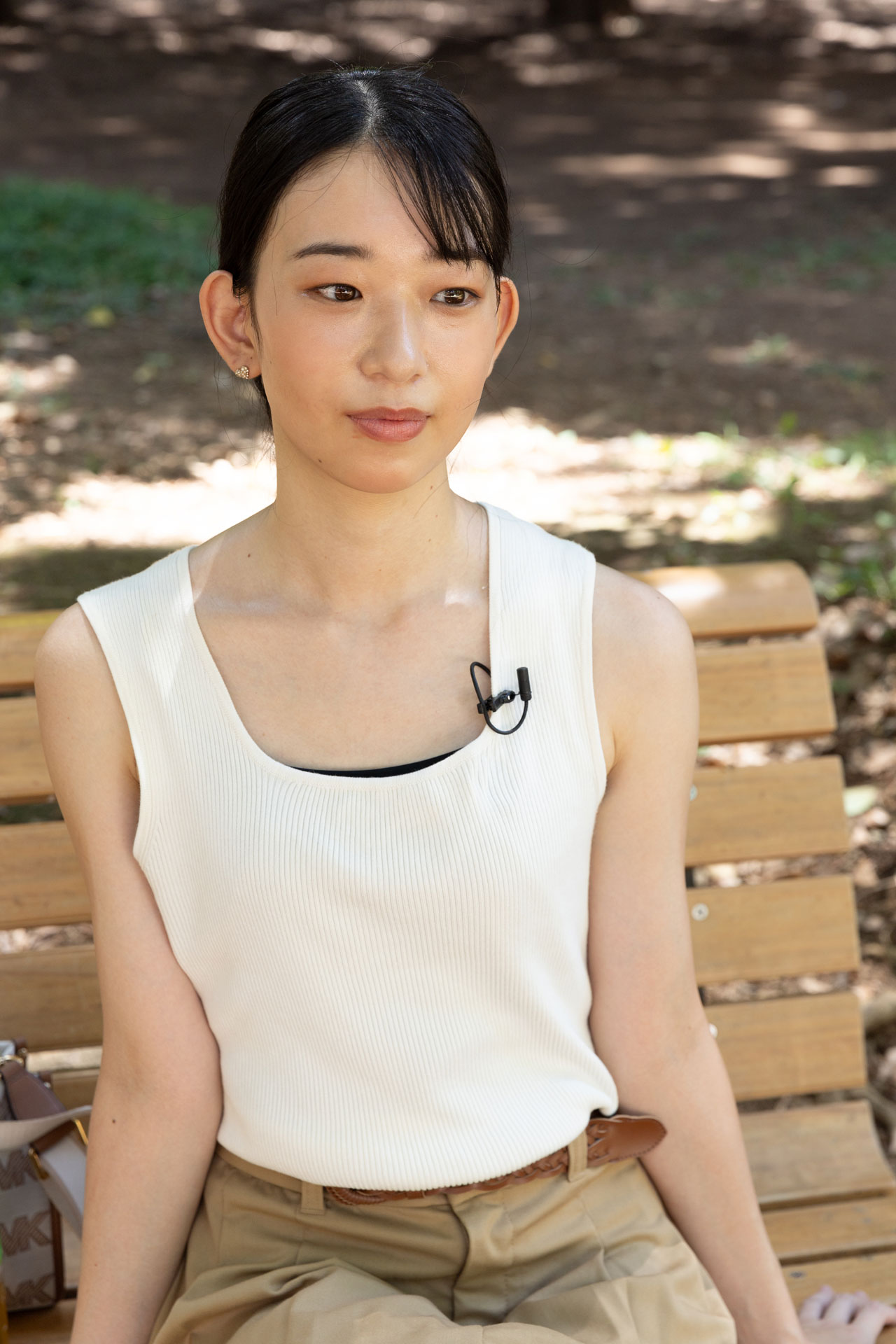 胸元にラベリアマイクを仕込んだ例。多くの送信機一体型マイクに比べてすっきりとした印象。衣服により洗濯バサミ式や安全ピン式など、取り付け金具も選択が可能だ