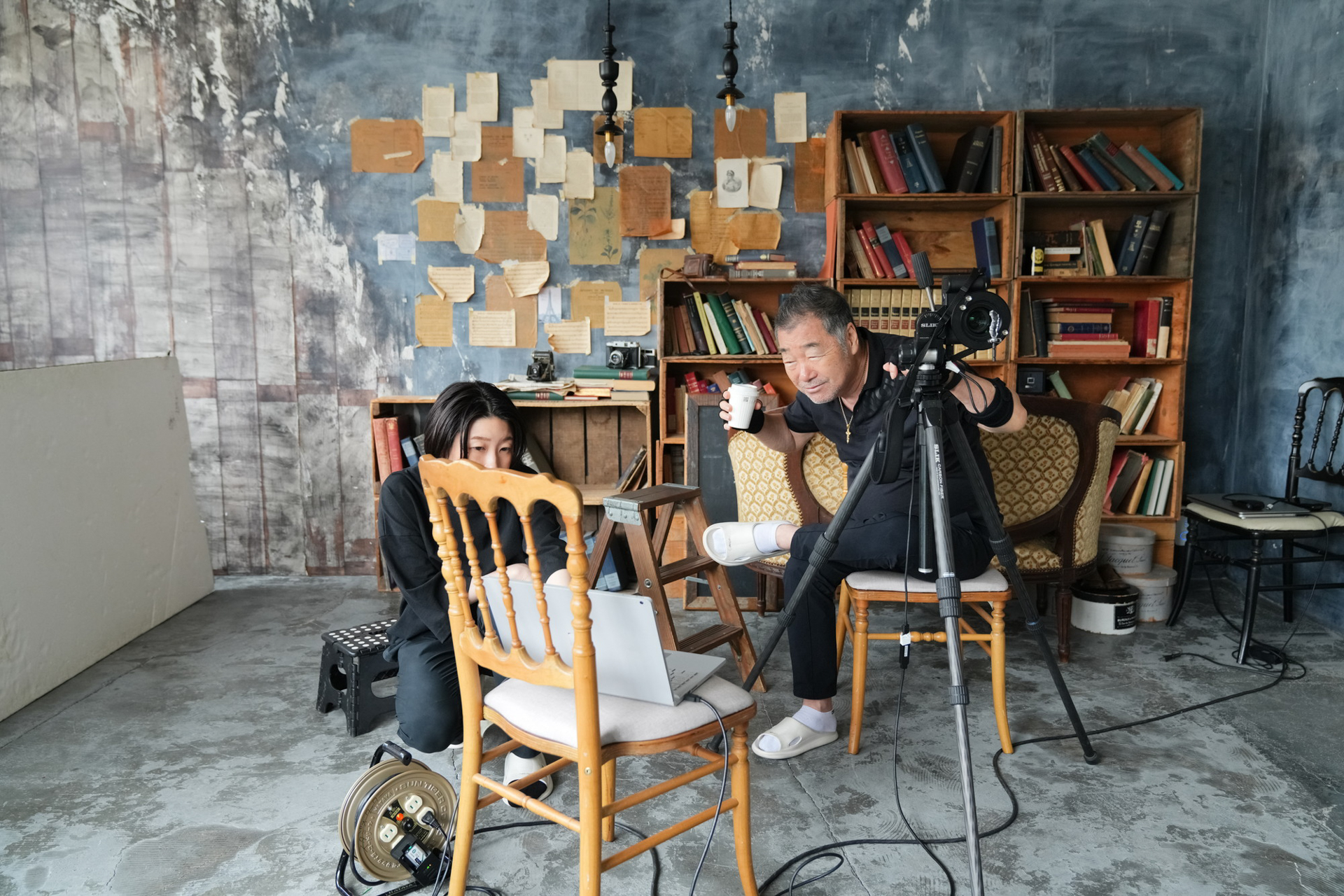 三脚を使用しテザー撮影で1シーンごとの仕上がりを確認しながら進めていく