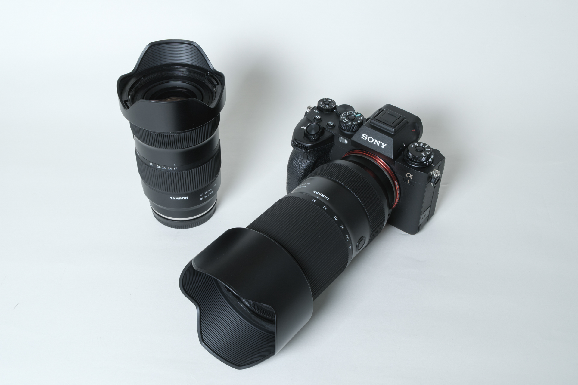 （左上）17-50mm F/4 Di III VXD、（右下）α1に装着した50-300mm F/4.5-6.3 Di III VC VXD