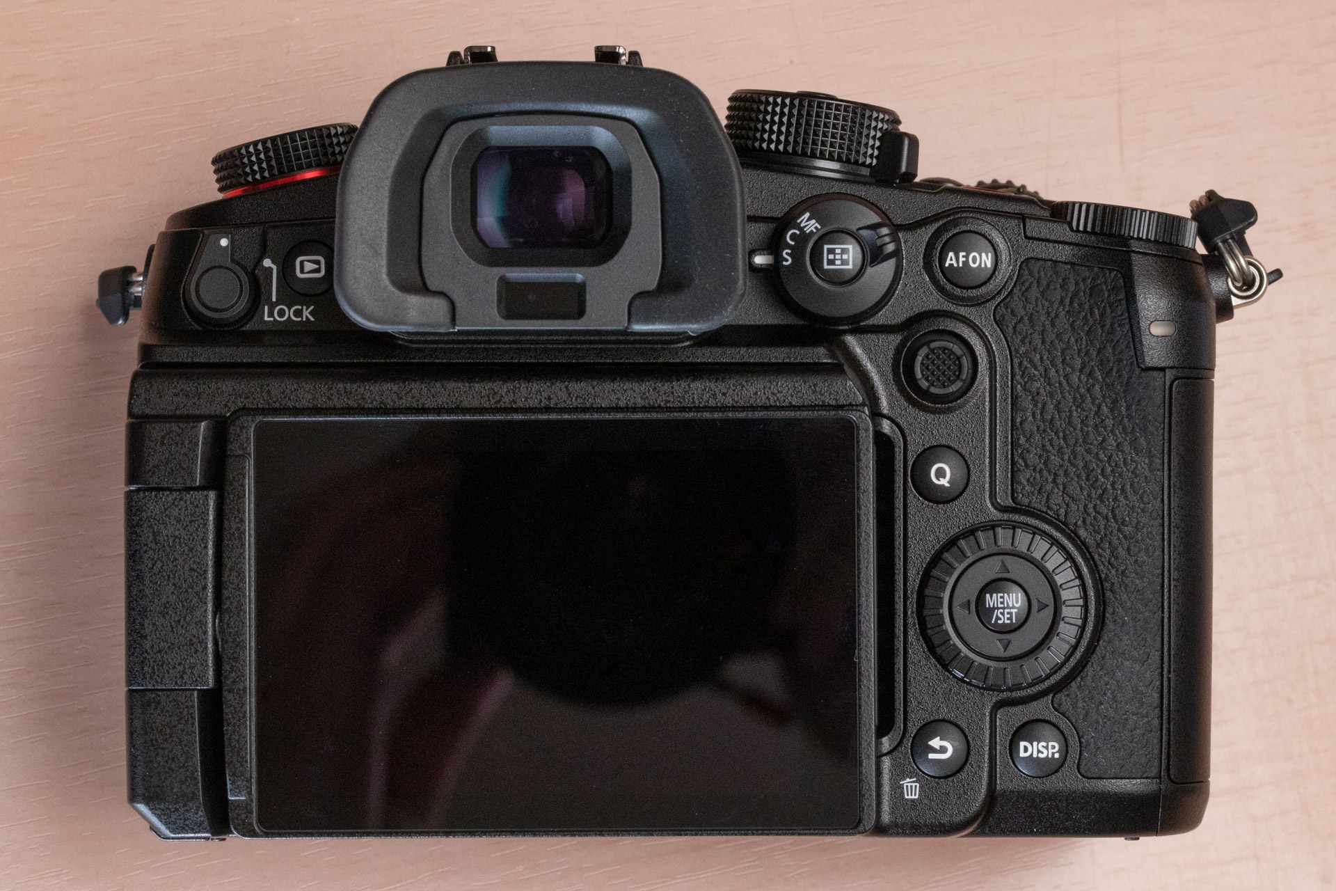 液晶モニターはフリーアングル式だ