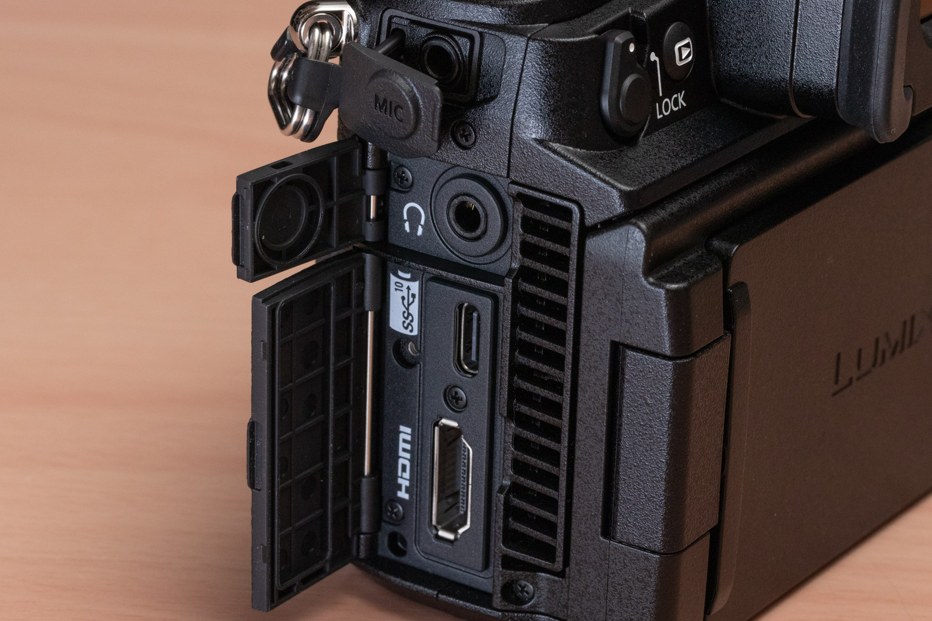 HDMI端子はフルサイズ。USB Type-C端子には外付けSSDを繋いでRAW動画などを記録できる