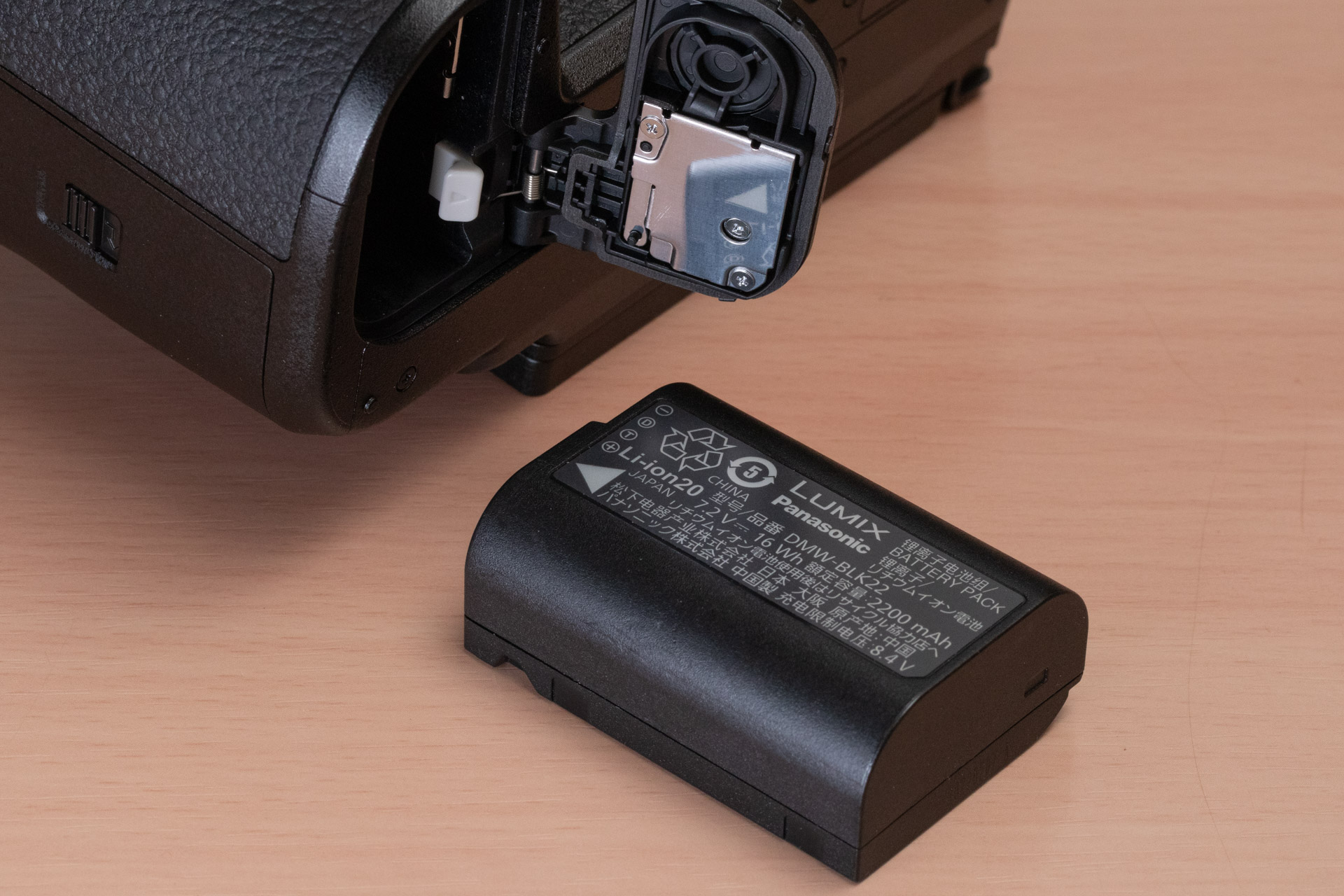 バッテリーは従来機同様のDMW-BLK22