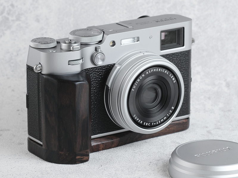 天然木を使った「FUJIFILM X100VI」用の拡張グリップ - デジカメ Watch