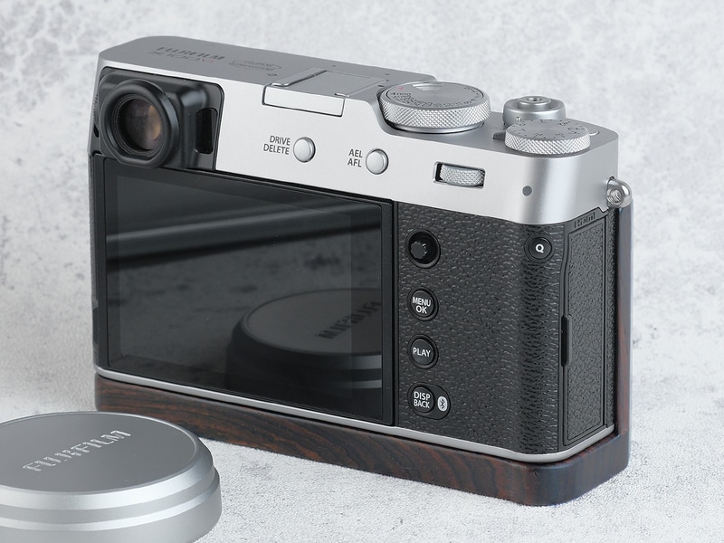 天然木を使った「FUJIFILM X100VI」用の拡張グリップ - デジカメ Watch
