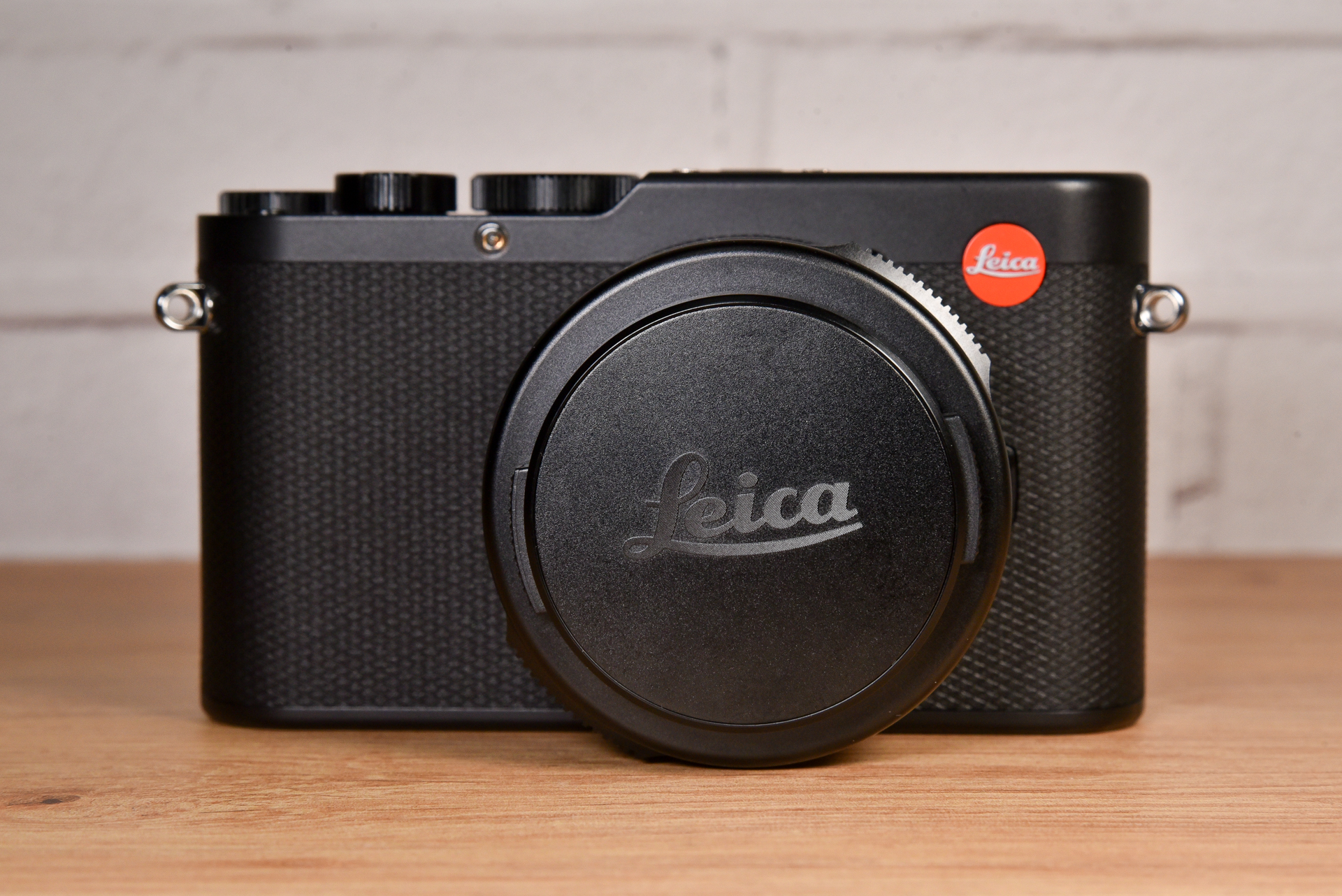 レンズキャップを装着したところ。オプションのアクセサリーには、オートレンズキャップやハンドグリップ、ソフトレリーズボタンなどを用意する