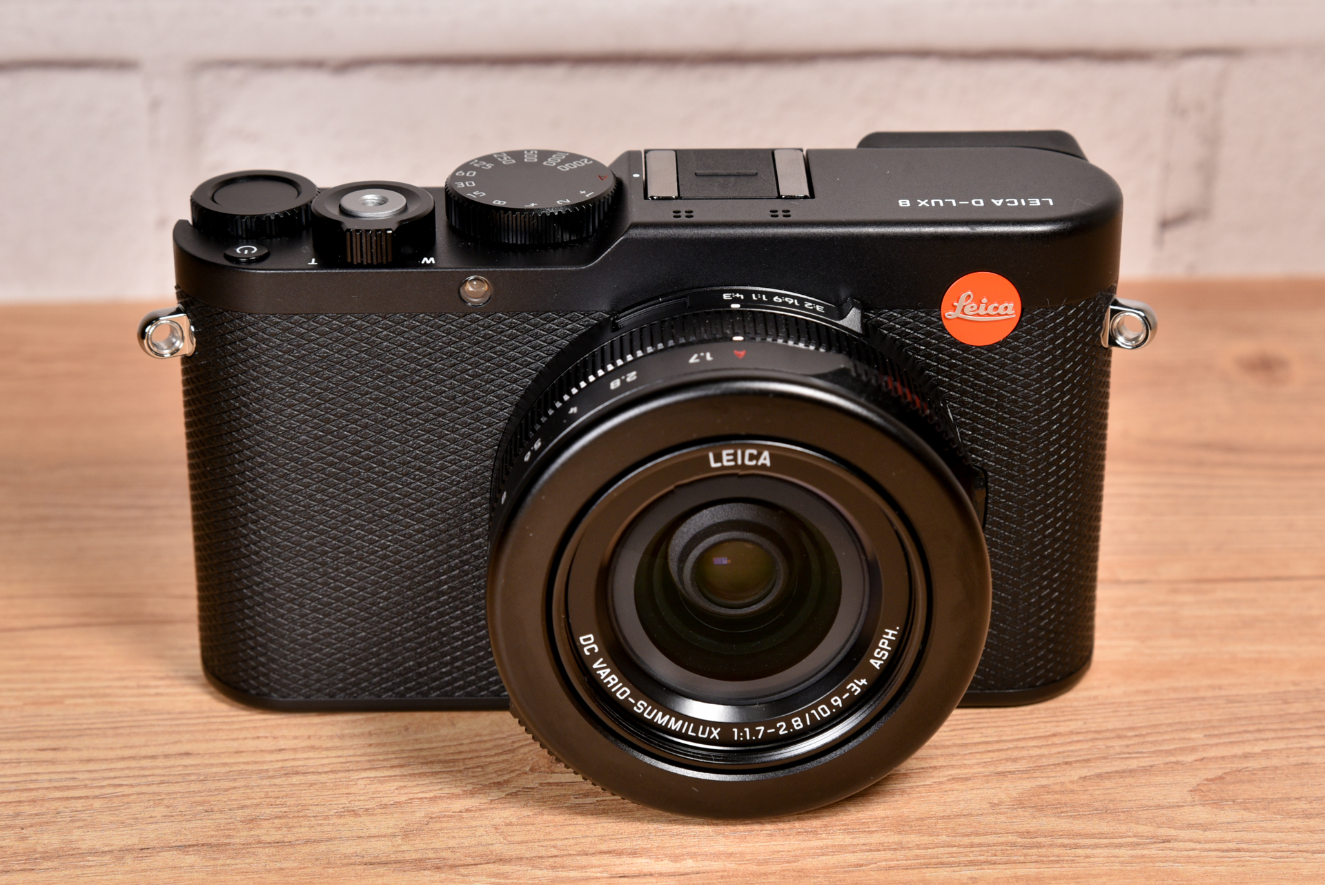 マグネシウムダイカストのボディと、ダイヤモンドパターンのレザー外装