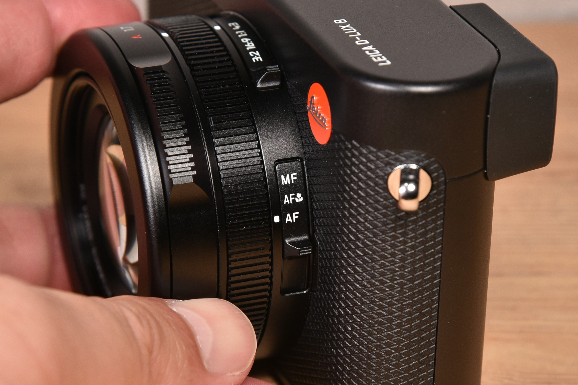 レンズ側面にあるフォーカスモードの切り替えスイッチ
