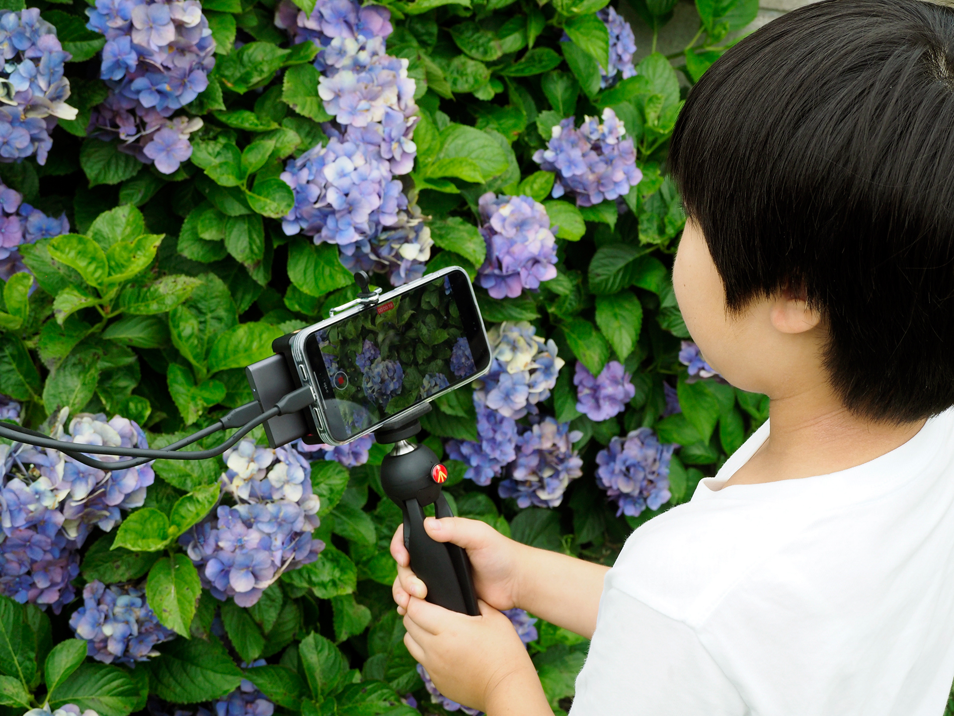 重量（実測値）は約70g。市販のスマートフォンホルダーを、両面テープでケースに直付けしても問題ない重さだ