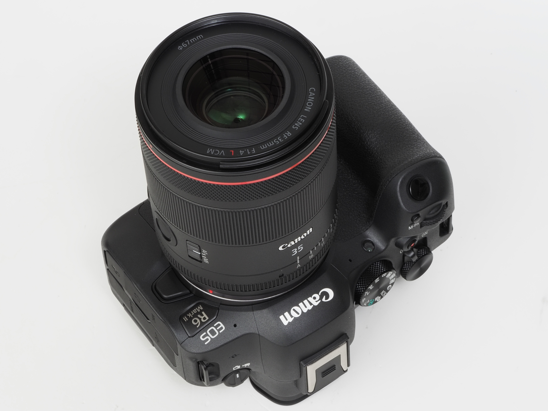 鏡筒は寸胴ではあるのですが、EOS R6 Mark IIとのバランスは良いですね。特別にコンパクトではないですが、取り回しがとてもいいです。