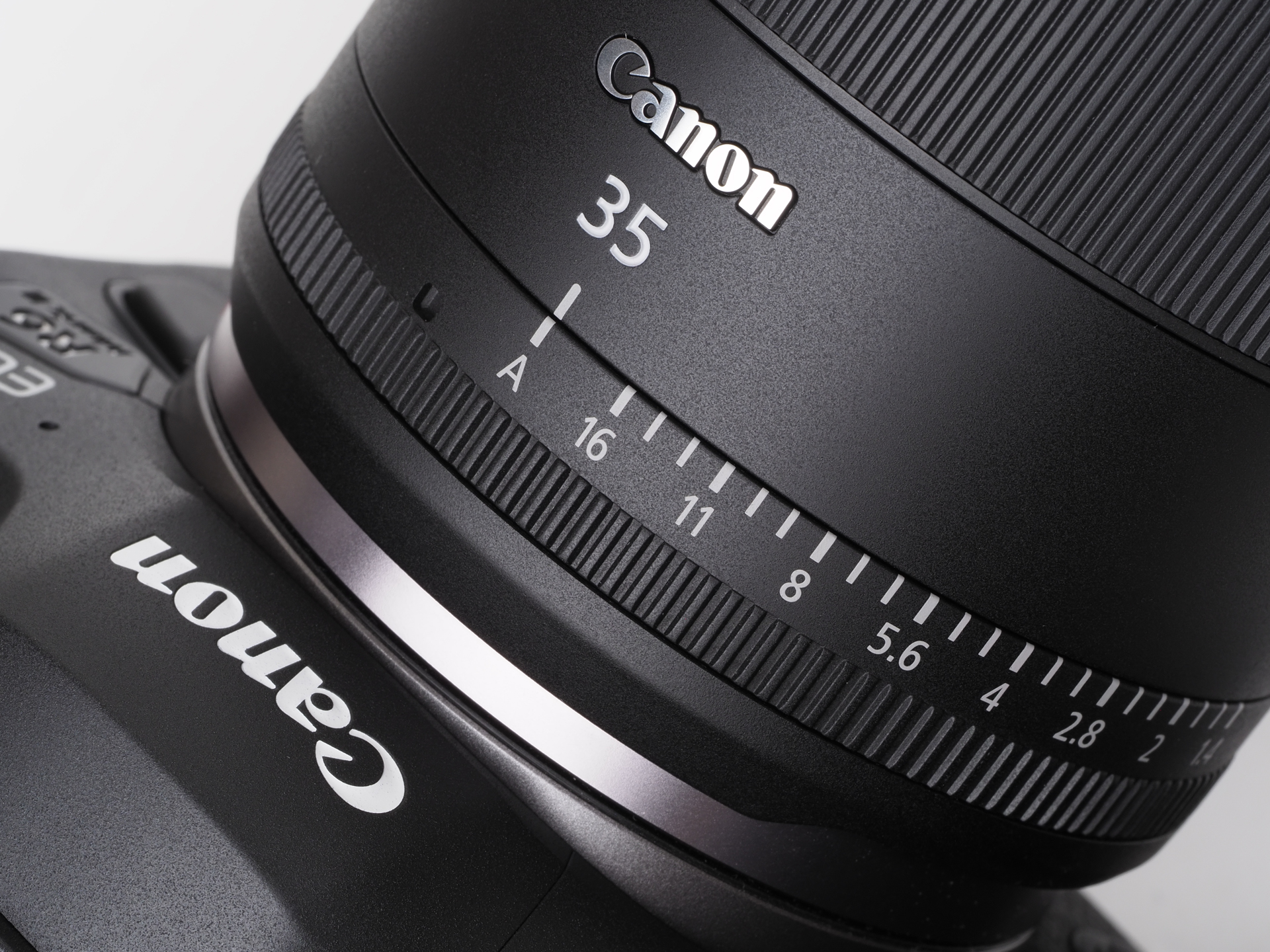 アイリス（絞り環）があるだけで単純な筆者は涙しそうです。でも静止画では機能しません。いいんです。飾りでも。ロック機構が付いています。