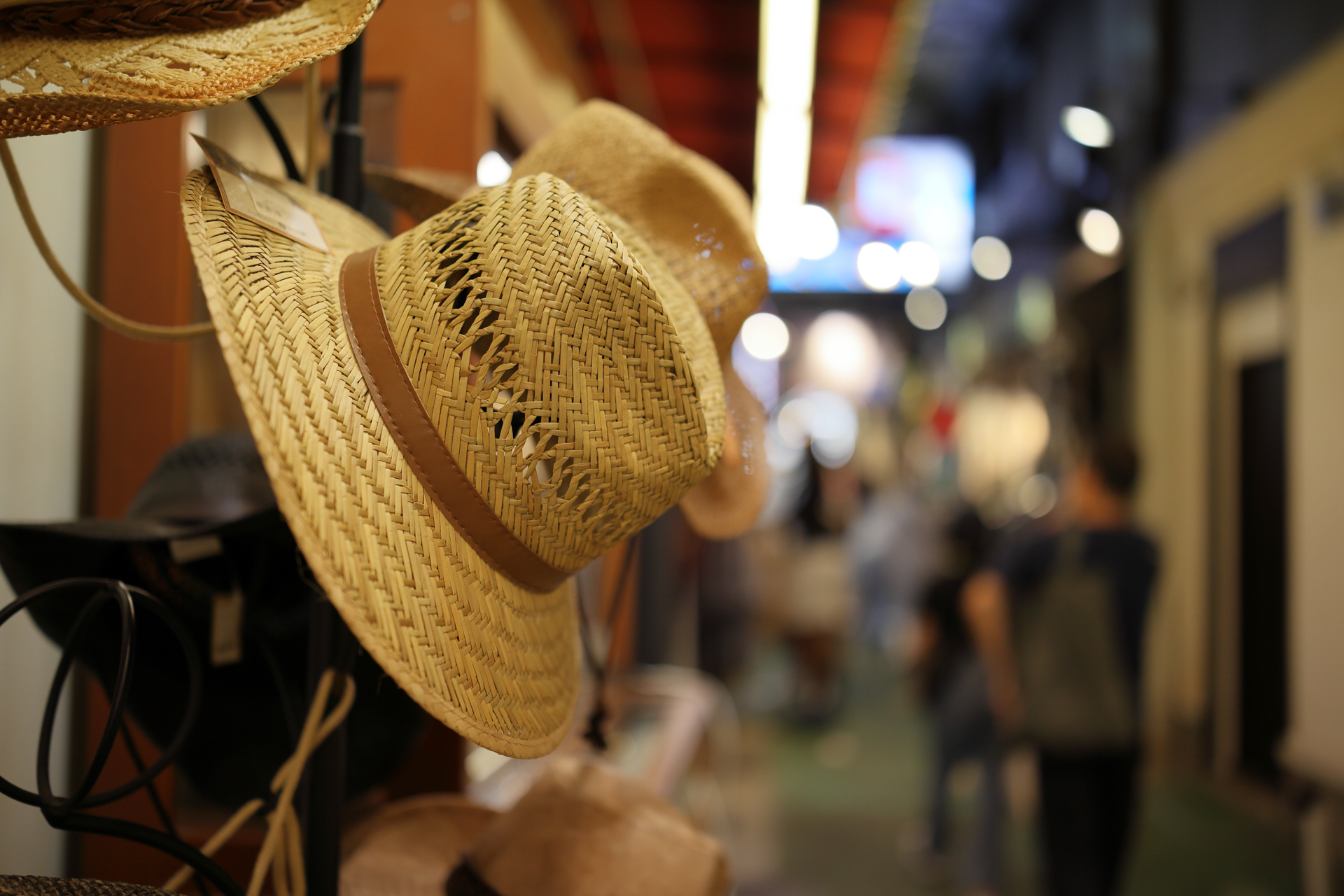 点光源は画面周辺ではレモン型ですね。筆者はこういう話には疎いんだけど、欠点とは思いませんが。<br><span class="fnt-85">キヤノン EOS R6 Mark II／RF35mm F1.4 L VCM／絞り優先AE（1/400秒、F1.4、−0.3EV）／ISO 400</span>