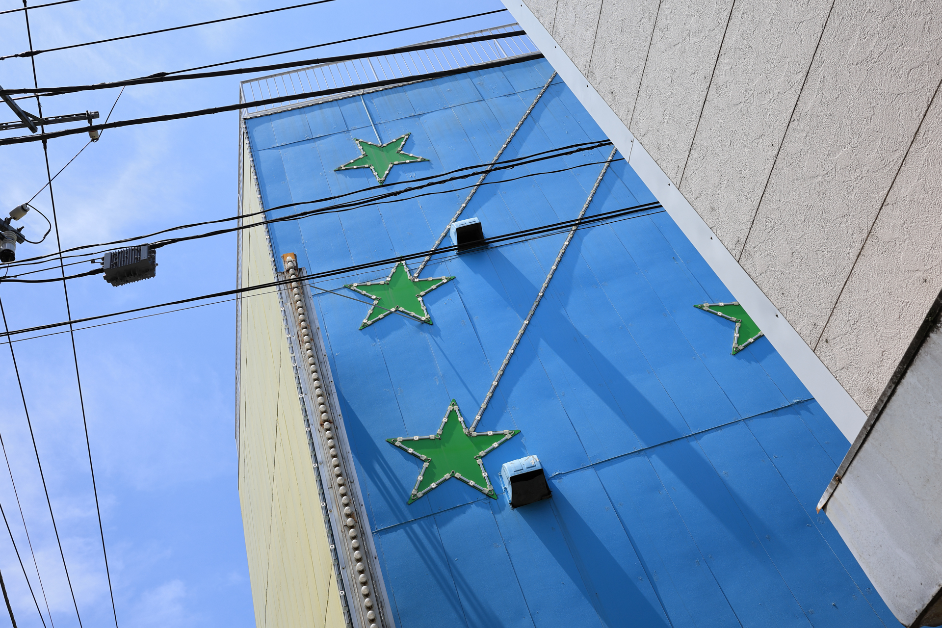 昼間ですが、ビルに星が降りました。均質性の高い高画質です。周辺光量も十分です。<br><span class="fnt-85">キヤノン EOS R6 Mark II／RF35mm F1.4 L VCM／プログラムAE（1/200秒、F10、−0.7EV）／ISO 100</span>