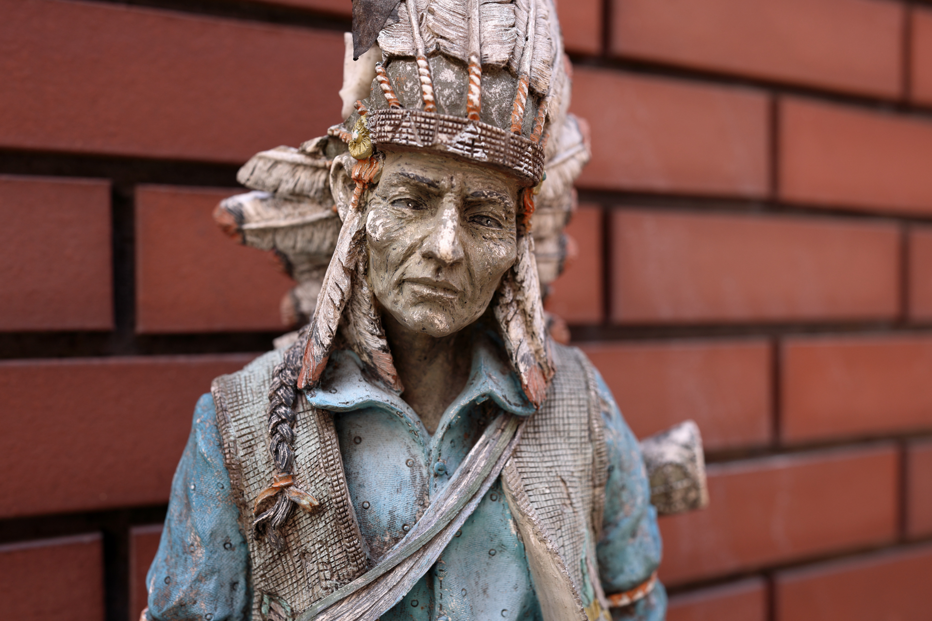 街で発見した人形。筆者の膝よりも低い位置にありました。おじいさんは足が痛く、しゃがまずに背面モニターを適当に見て撮影したら、うまくいきました。<br><span class="fnt-85">キヤノン EOS R6 Mark II／RF35mm F1.4 L VCM／プログラムAE（1/125秒、F4.0、−0.7EV）／ISO 100</span>