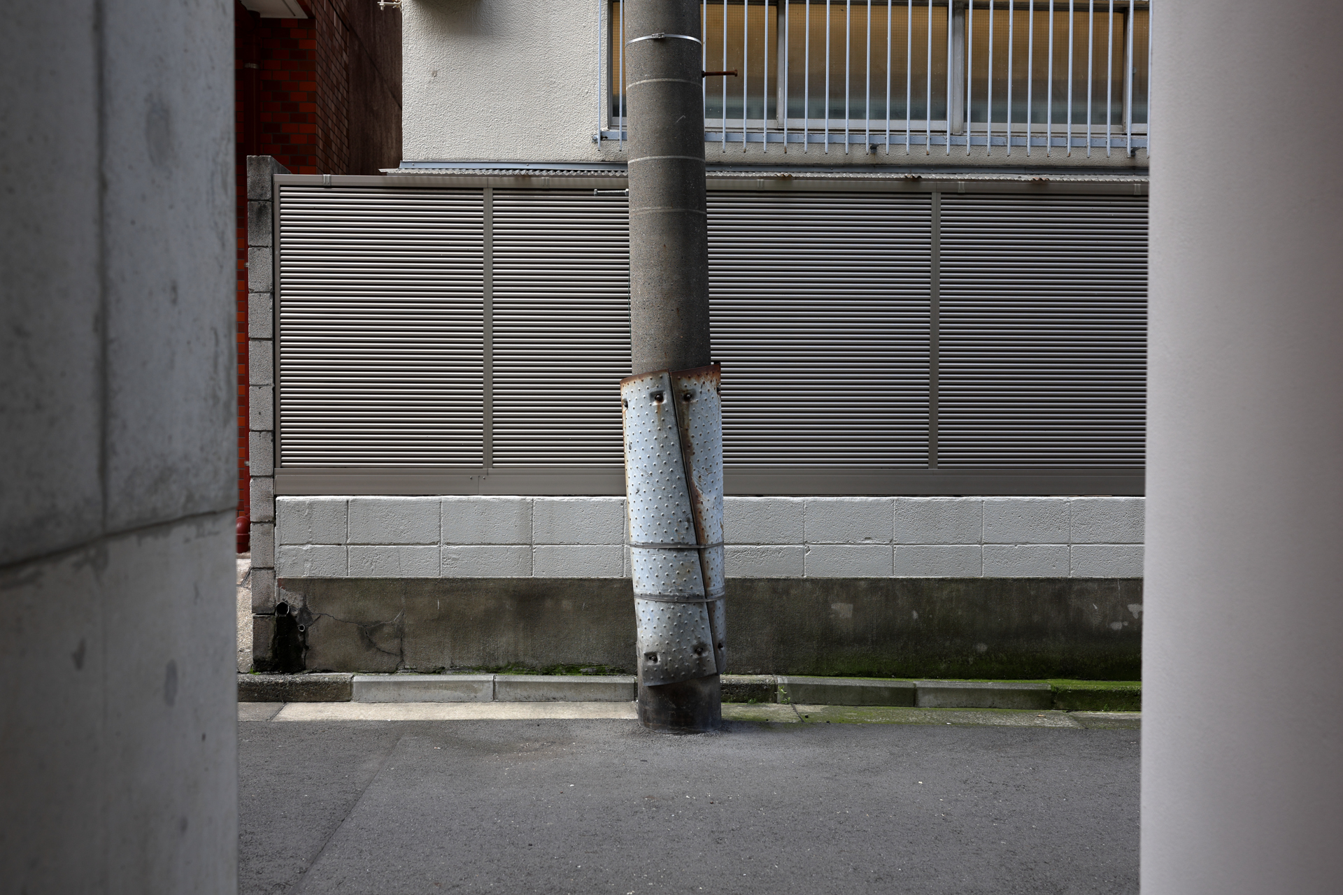 ビルの間から出現したように見えた電信柱。モノトーンに近いので質感と階調描写が重要になりますが、とても優れた画質に驚いております。<br><span class="fnt-85">キヤノン EOS R6 Mark II／RF35mm F1.4 L VCM／プログラムAE（1/125秒、F4.0、−0.3EV）／ISO 100</span>