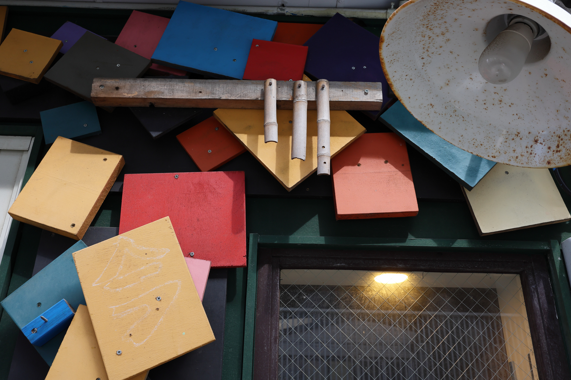 少し絞り込んできっちりとブツを取ろうという試みです。光の条件はあまり良くないんですが、再現性は良好。手ブレ補正もうまく効いています。<br><span class="fnt-85">キヤノン EOS R6 Mark II／RF35mm F1.4 L VCM／プログラムAE（1/40秒、F13、−0.7EV）／ISO 400</span>