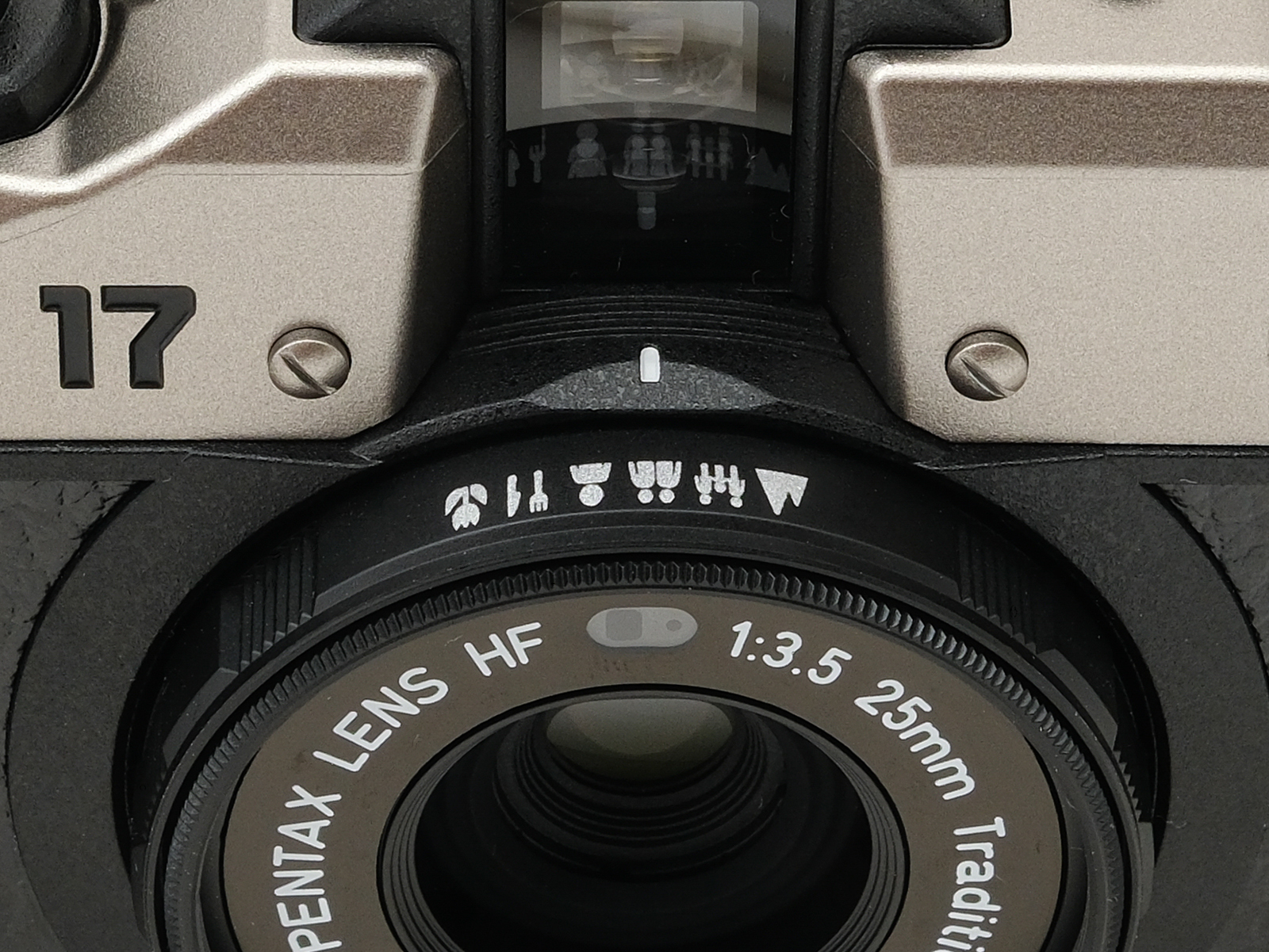 レンズ部に備えたセレクターでフォーカスモードを選択する