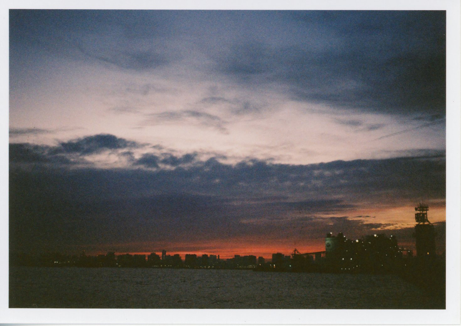 PENTAX 17 / 撮影モード：低速シャッター/ ゾーンフォーカス：遠距離 / 露出補正：±0EV / フィルム：Kodak ColorPlus 200 / 三脚使用