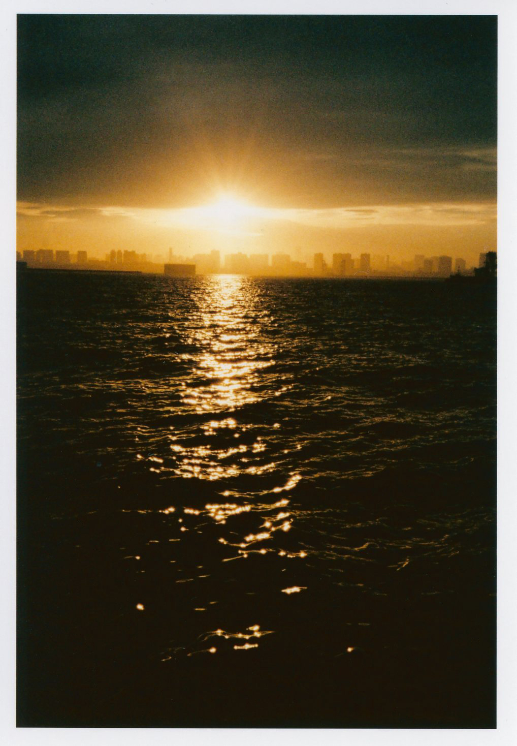 PENTAX 17 / 撮影モード：P / ゾーンフォーカス：遠距離 / 露出補正：－4EV / フィルム：Kodak ColorPlus 200