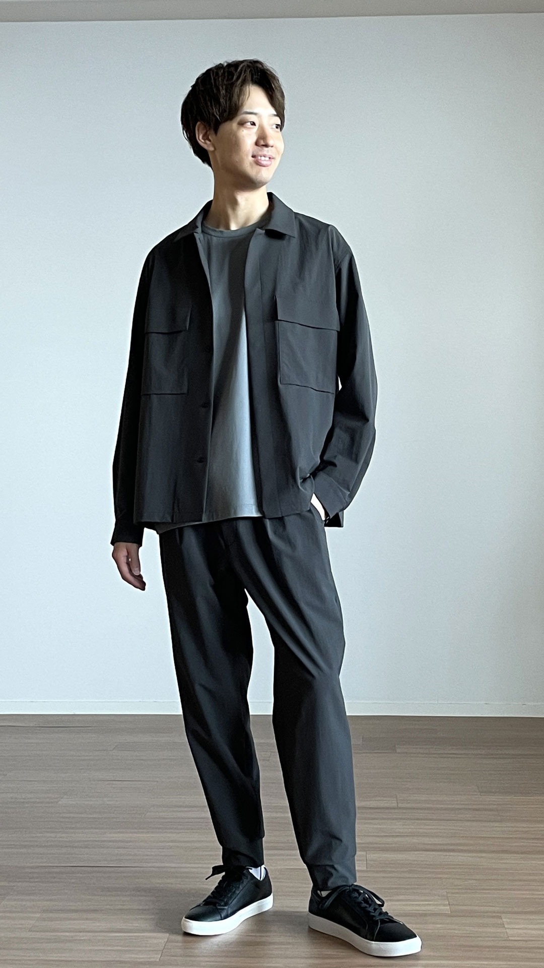 テックストレッチシャツジャケット：17,000円<br>シルキーコットンクルーネックTシャツ：4,990円<br>テックストレッチジョガーパンツ：13,000円