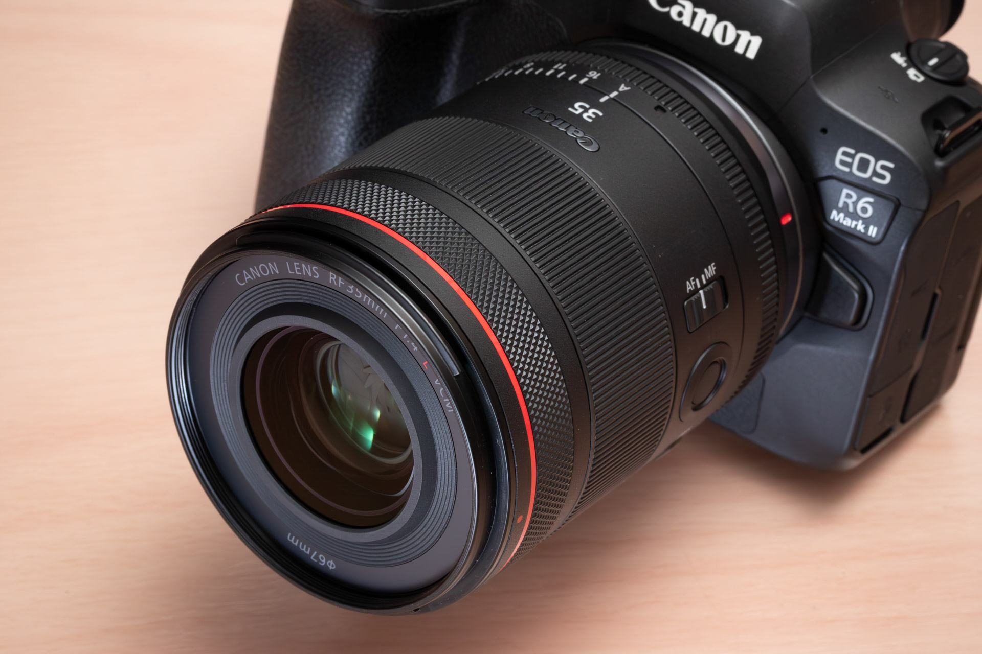 RF35mm F1.4 L VCMをEOS R6 Mark II（以下同）に装着したところ