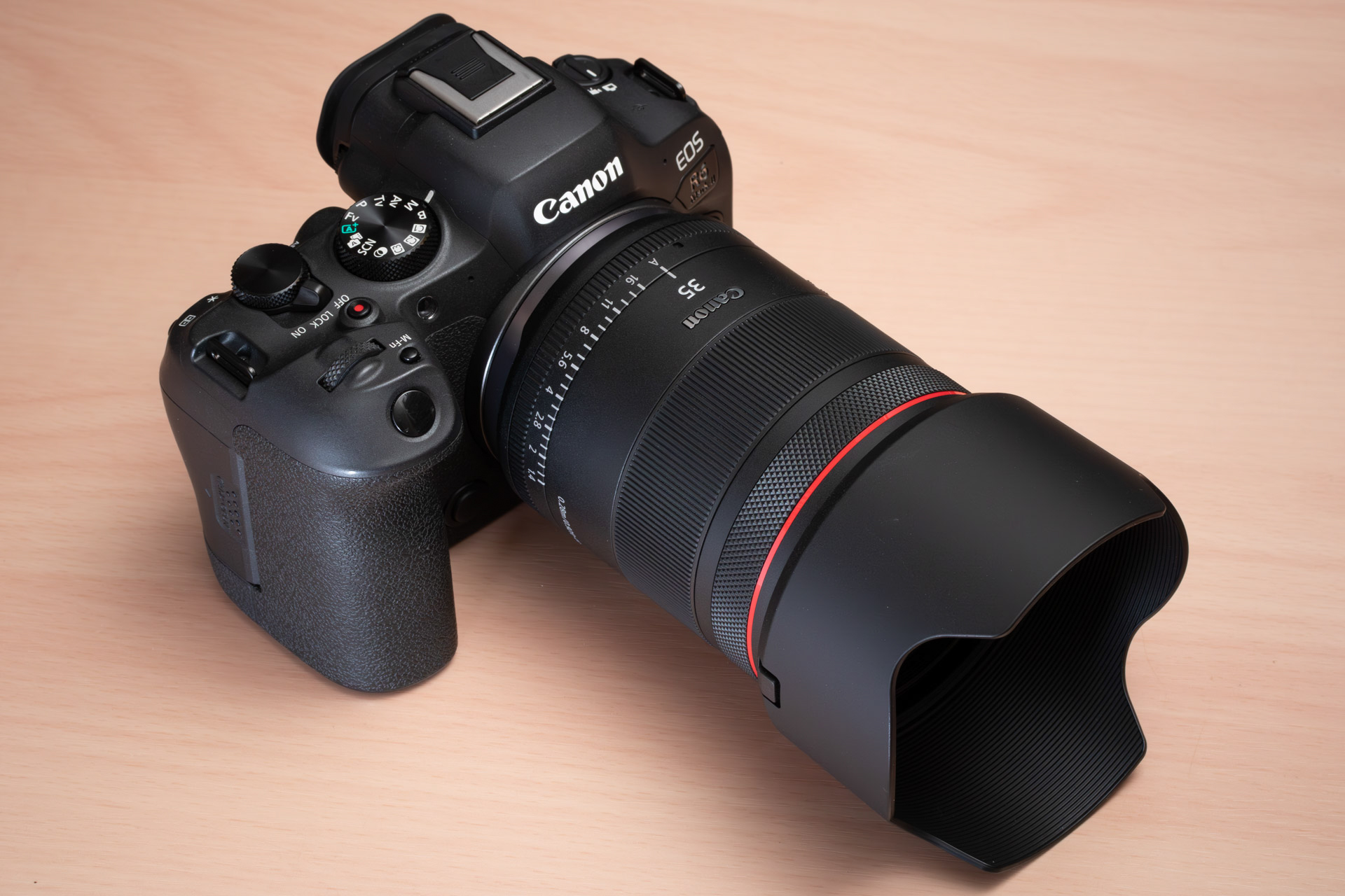 同梱のフードを装着したところ。フードは大きすぎずスタイリッシュ