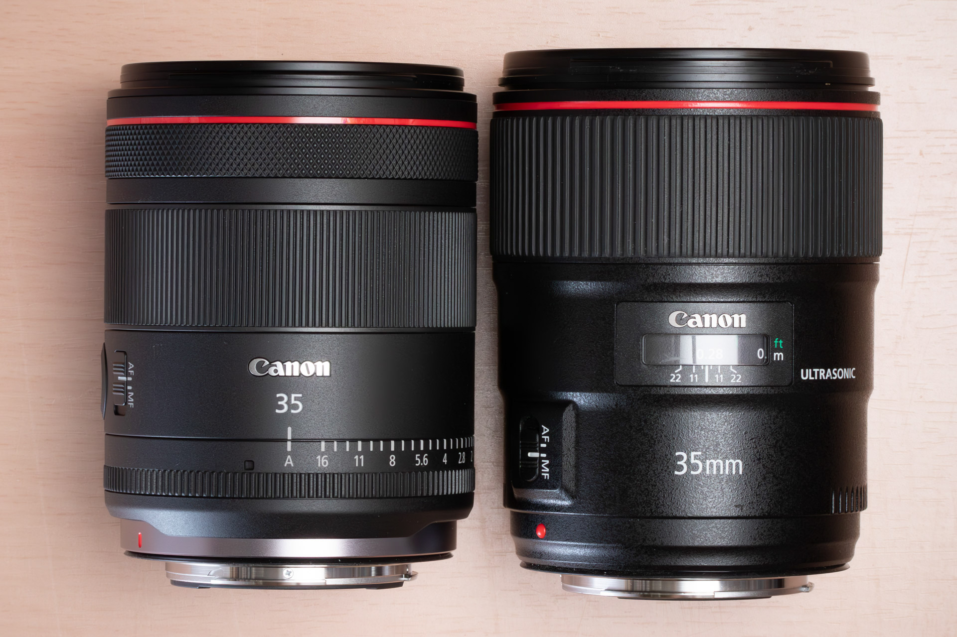 RF35mm F1.4 L VCM（左）とEF35mm F1.4L II USM（右）。劇的に小さくなったわけではないが、かなり軽くなっている