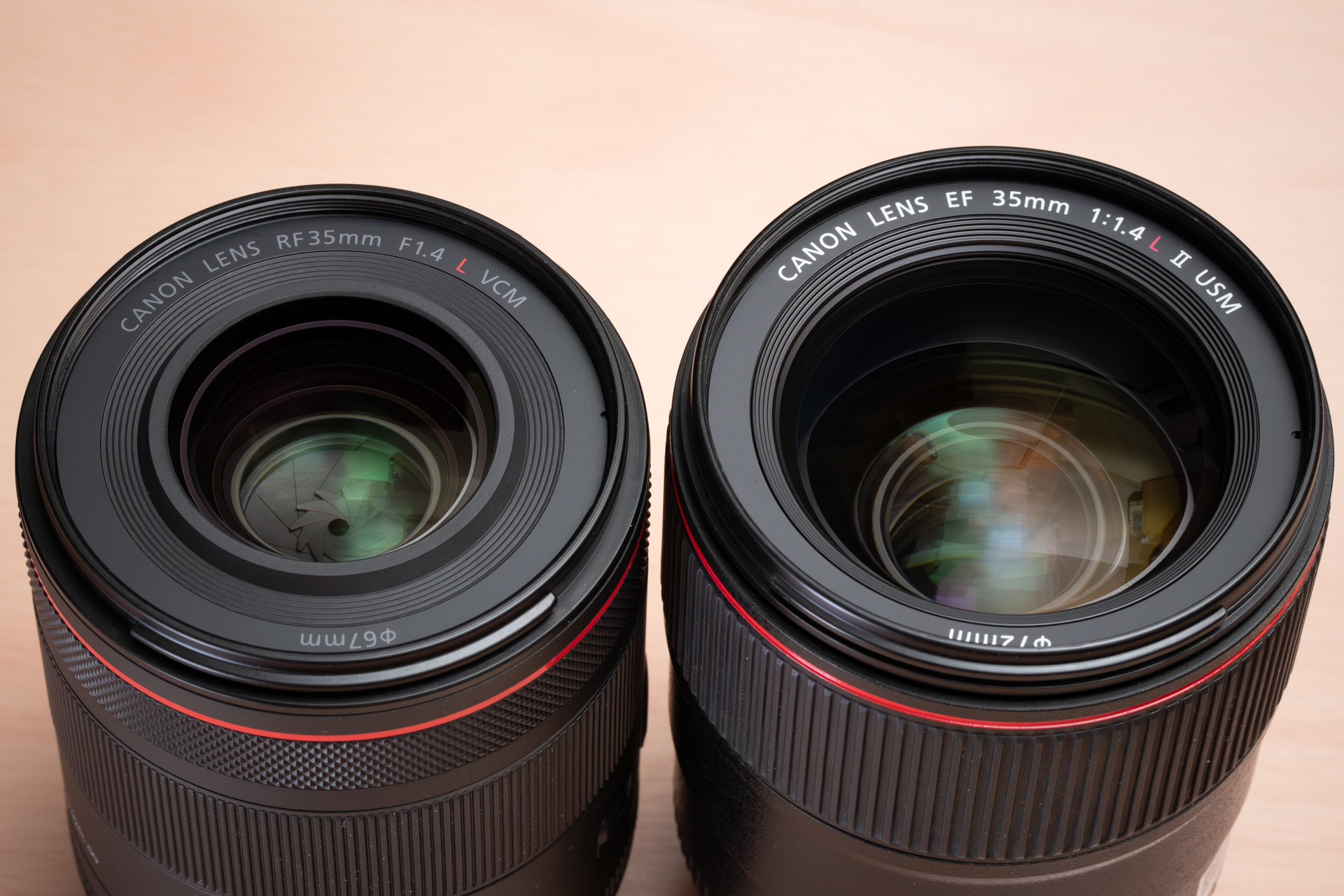 前玉の大きさはまったく違う。高級感という点ではEF版（右）に軍配が上がるかもしれない