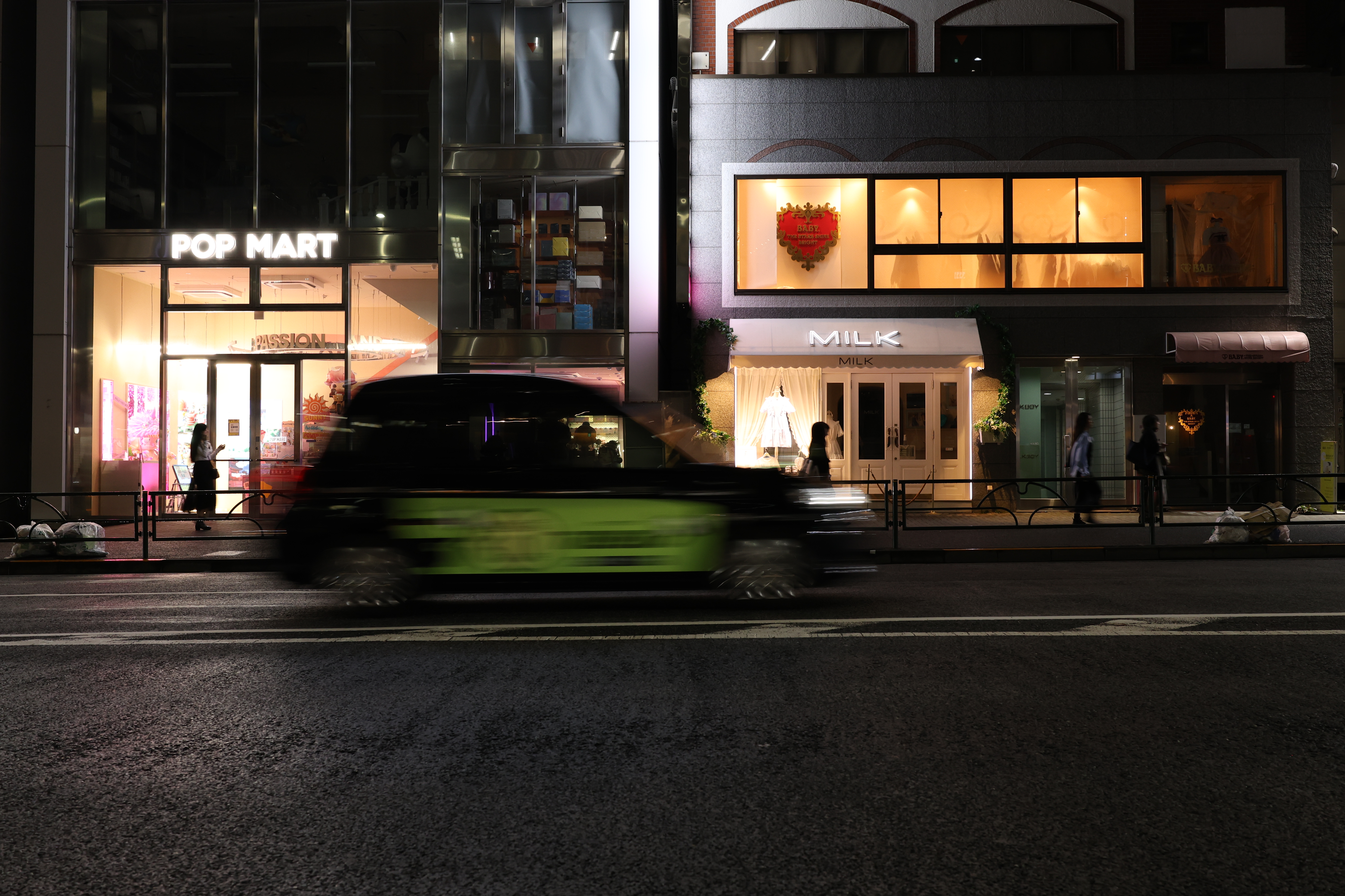 建物をしっかり写そうとF6.3に絞り込んだ。画面周辺部もきっちりと写っていた<br><span class="fnt-85">キヤノン EOS R6 Mark II／RF35mm F1.4 L VCM／絞り優先AE（1/30秒、F6.3、±0.0EV）／ISO 1600</span>